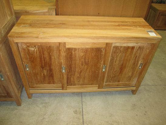 <p>Dressoir 3 portes couliss.<br />ALC 221 L135cm x P45cmx H85cm<br />390,00 € T.T.C<br /><a href="/Article/451?type=neuf" style="color:white;" target="_blank">Lien vers l&#39;article</a></p>