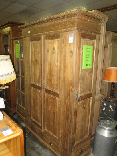 <p>Garde-robe Teck 2 portes+<br />2 portes lattér+4 tir TS158<br />1 199,00 € T.T.C<br /><a href="/Article/488?type=neuf" style="color:white;" target="_blank">Lien vers l&#39;article</a></p>