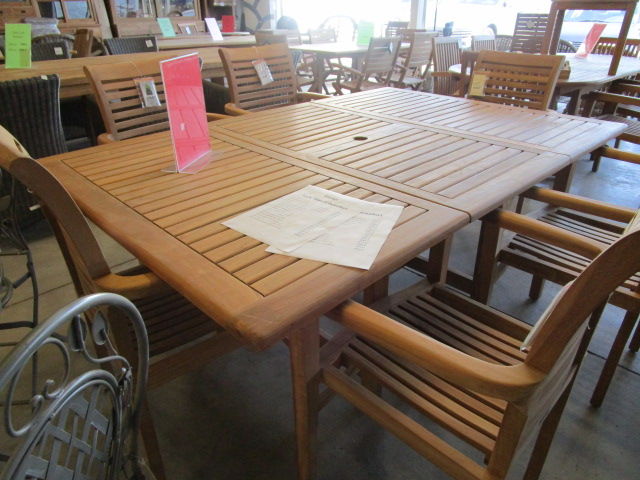 <p>Table carrée Teck<br />120 x 120-180 Cm Beaufort<br />539,00 € T.T.C<br /><a href="/Article/2232?type=neuf" style="color:white;" target="_blank">Lien vers l&#39;article</a></p>
