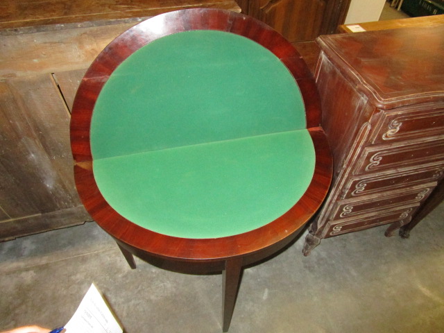 <p>Table à jeu demi-lune<br />acajou<br />150,00 € T.T.C<br /><a href="/Article/2666?type=neuf" style="color:white;" target="_blank">Lien vers l&#39;article</a></p>