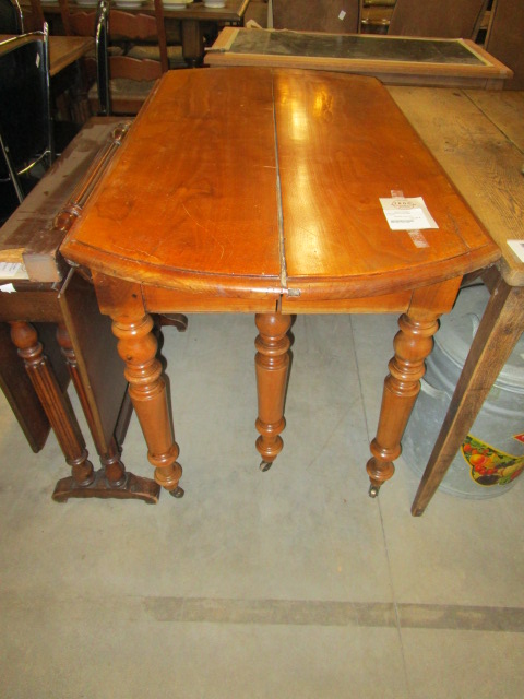 <p>Table ancienne 6 pieds<br />à rabats<br />195,00 € T.T.C<br /><a href="/Article/2686?type=neuf" style="color:white;" target="_blank">Lien vers l&#39;article</a></p>