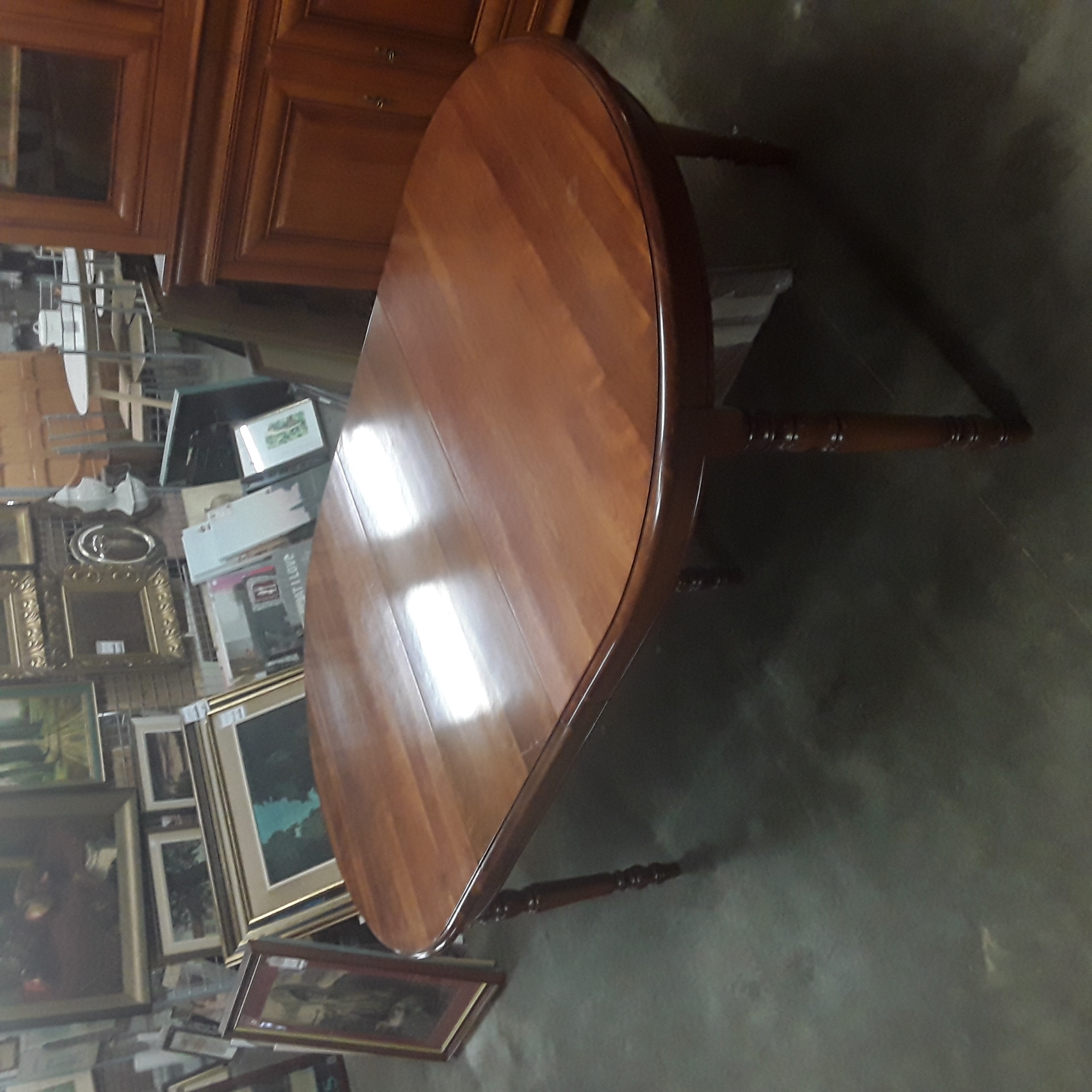 <p>Table ovale merisier 160 x 120<br />+ 2 allonges 45 cm ( Tot 250 )<br />275,00 € T.T.C<br /><a href="/Article/123256?type=depose" style="color:white;" target="_blank">Lien vers l'article</a></p>