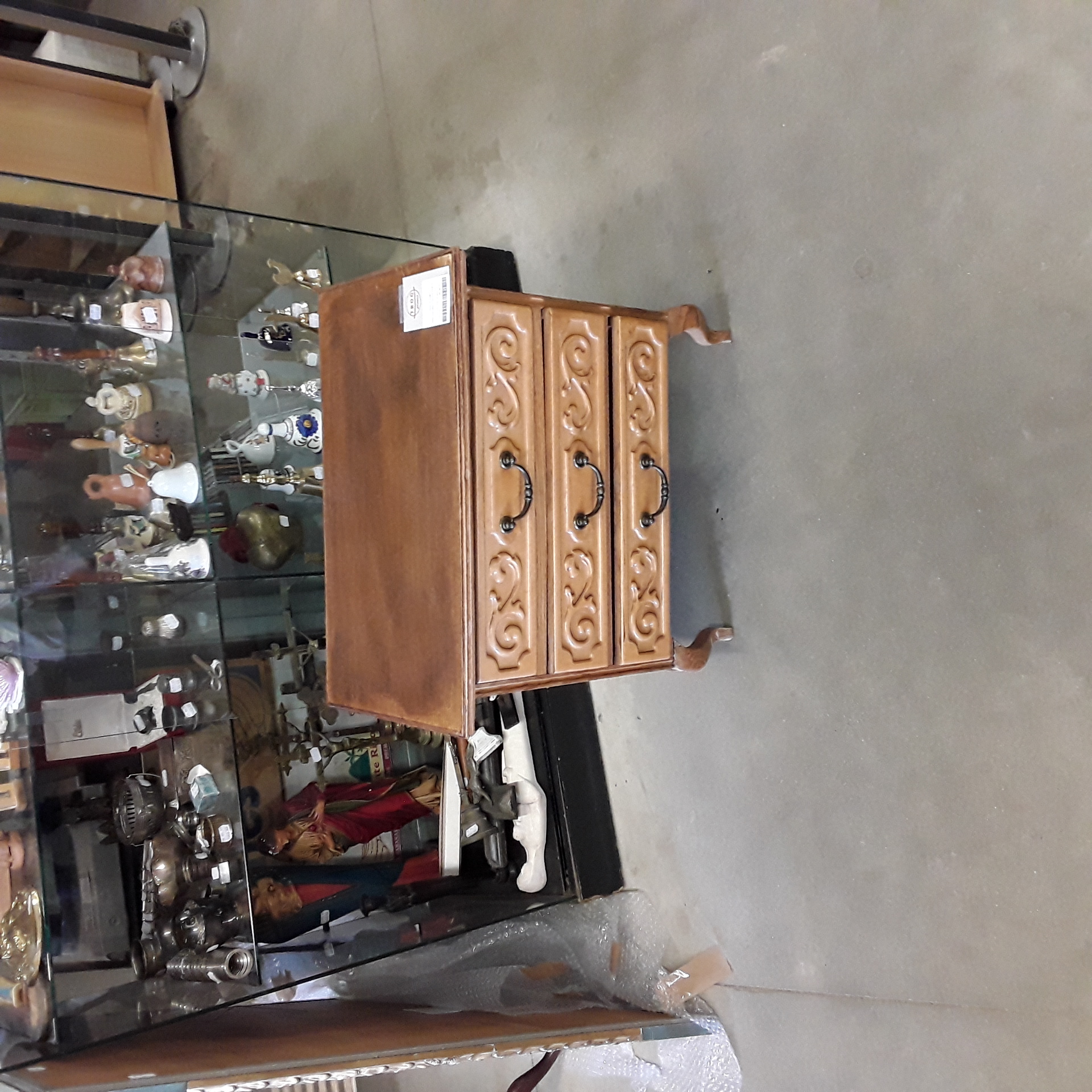 <p>Petit meuble 3 tiroirs Chêne<br />50,00 € T.T.C<br /><a href="/Article/123460?type=depose" style="color:white;" target="_blank">Lien vers l'article</a></p>