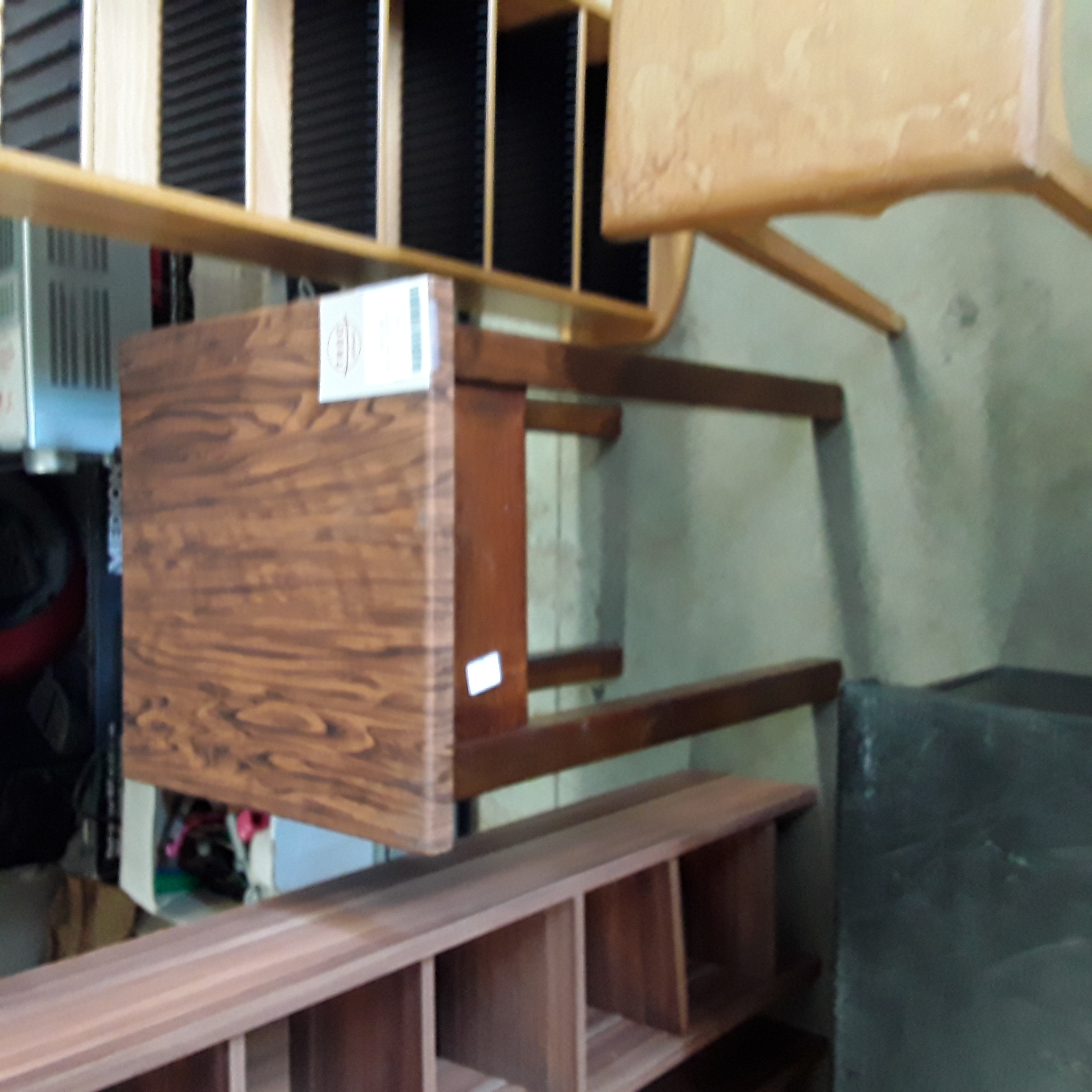 <p>Petite table bois foncée<br />20,00 € T.T.C<br /><a href="/Article/123464?type=depose" style="color:white;" target="_blank">Lien vers l'article</a></p>