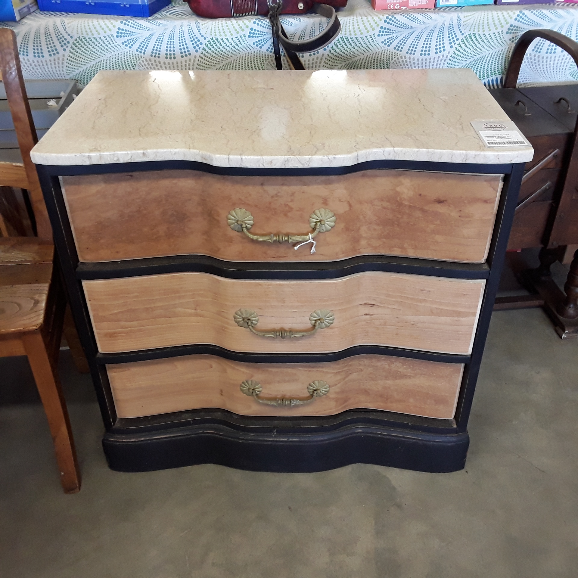 <p>Commode patinée sablée<br />3 tiroirs + marbre<br />87,00 € T.T.C<br /><a href="/Article/120216?type=depose" style="color:white;" target="_blank">Lien vers l&#39;article</a></p>