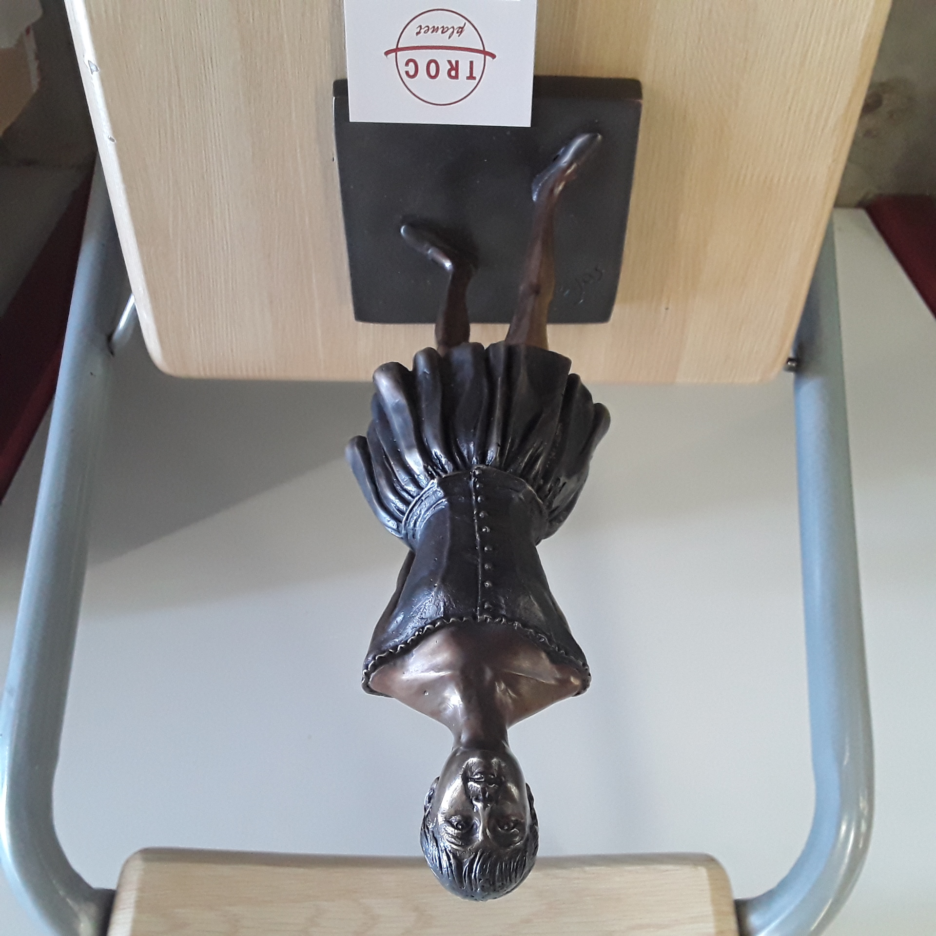 <p>Ballerine bronze<br />1490B<br />299,00 € T.T.C<br /><a href="/Article/4649?type=neuf" style="color:white;" target="_blank">Lien vers l'article</a></p>