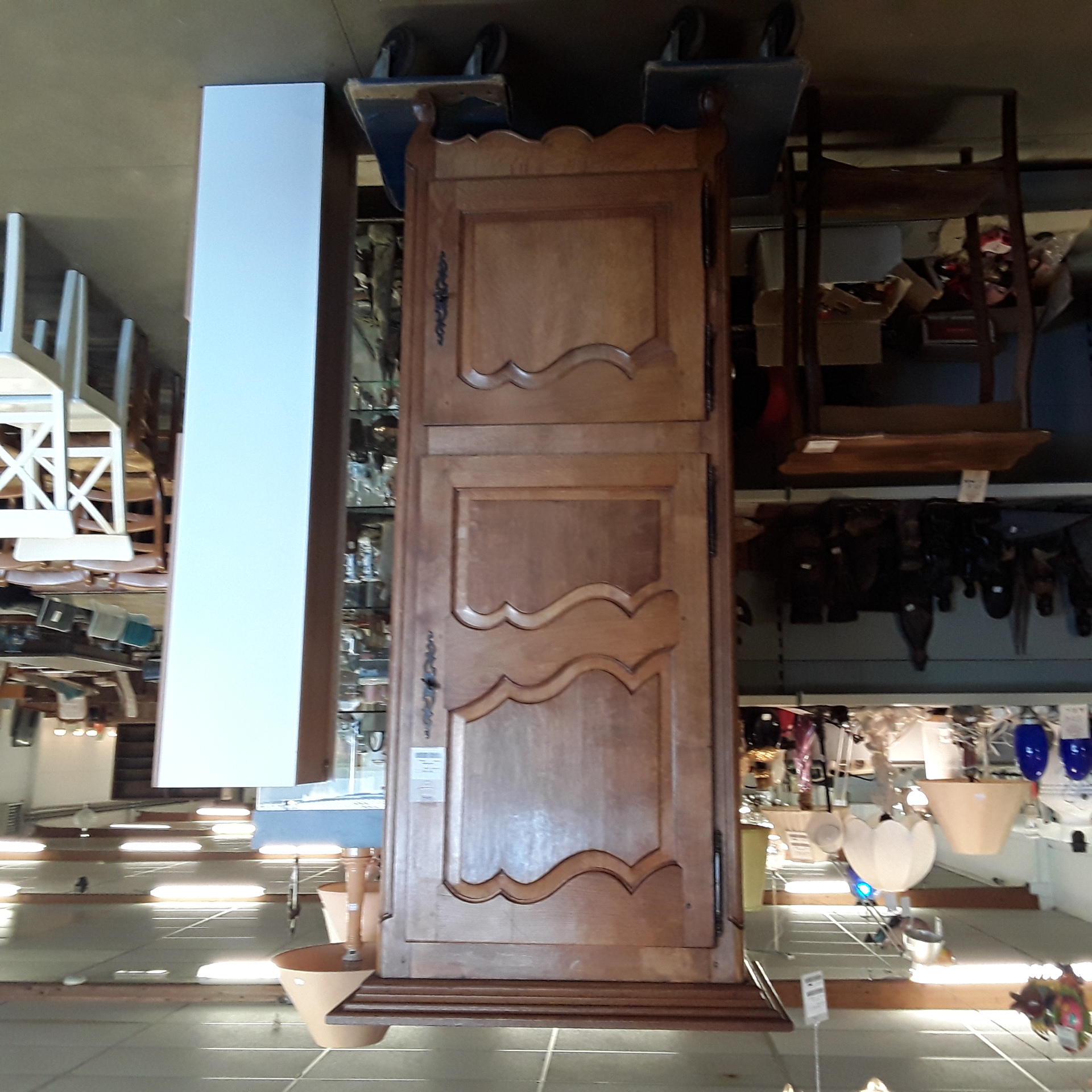 <p>Bonnetière 2 portes<br />175,00 € T.T.C<br /><a href="/Article/123030?type=depose" style="color:white;" target="_blank">Lien vers l'article</a></p>