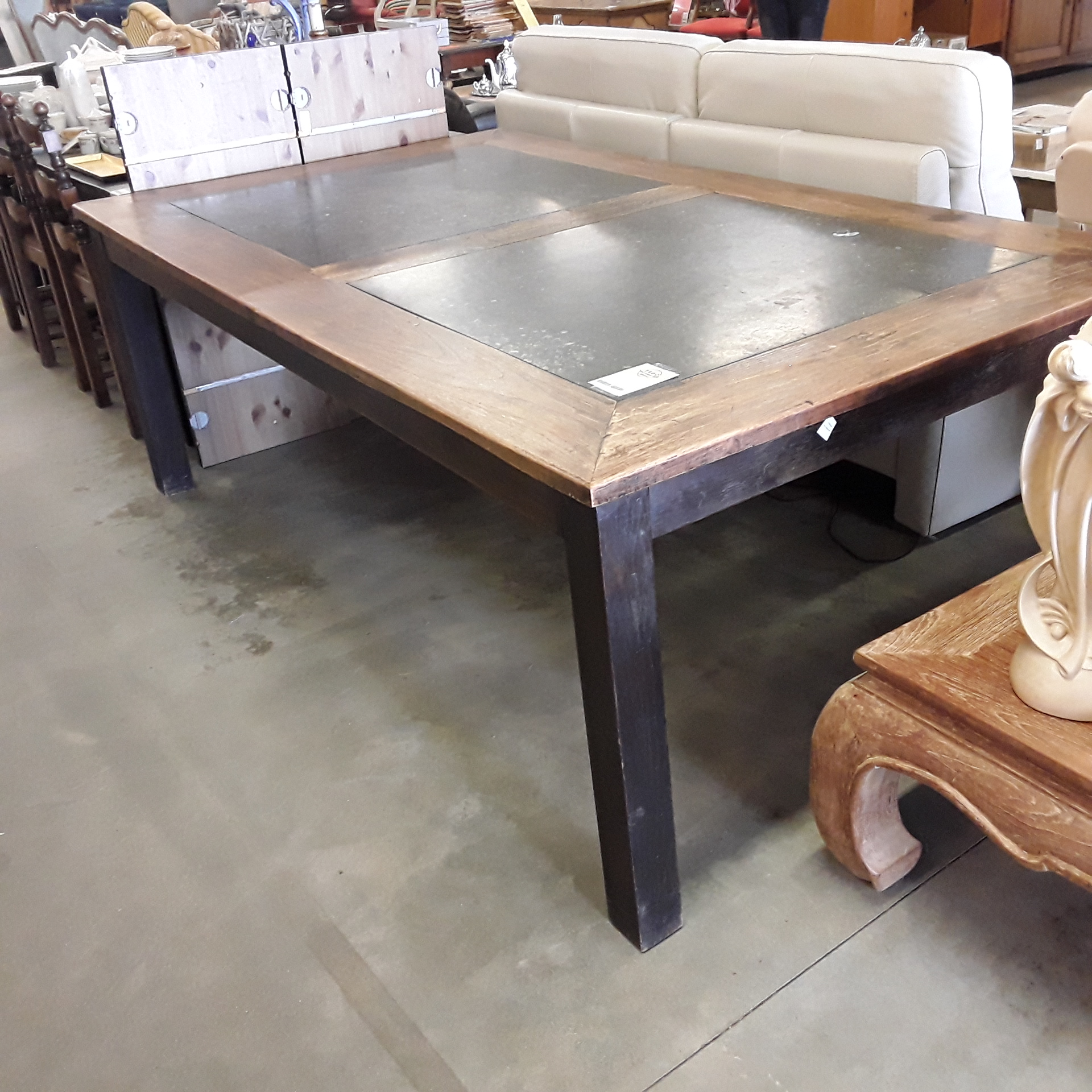 <p>Table avec deux pierres bleues<br />125 x 210 Cm<br />225,00 € T.T.C<br /><a href="/Article/122101?type=depose" style="color:white;" target="_blank">Lien vers l&#39;article</a></p>
