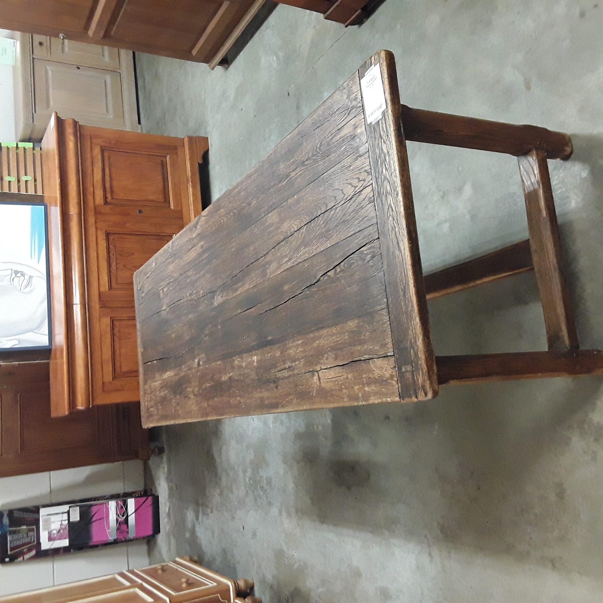 <p>Table de ferme bois foncé<br />210x 74x H 77 cmm<br />150,00 € T.T.C<br /><a href="/Article/124053?type=depose" style="color:white;" target="_blank">Lien vers l'article</a></p>