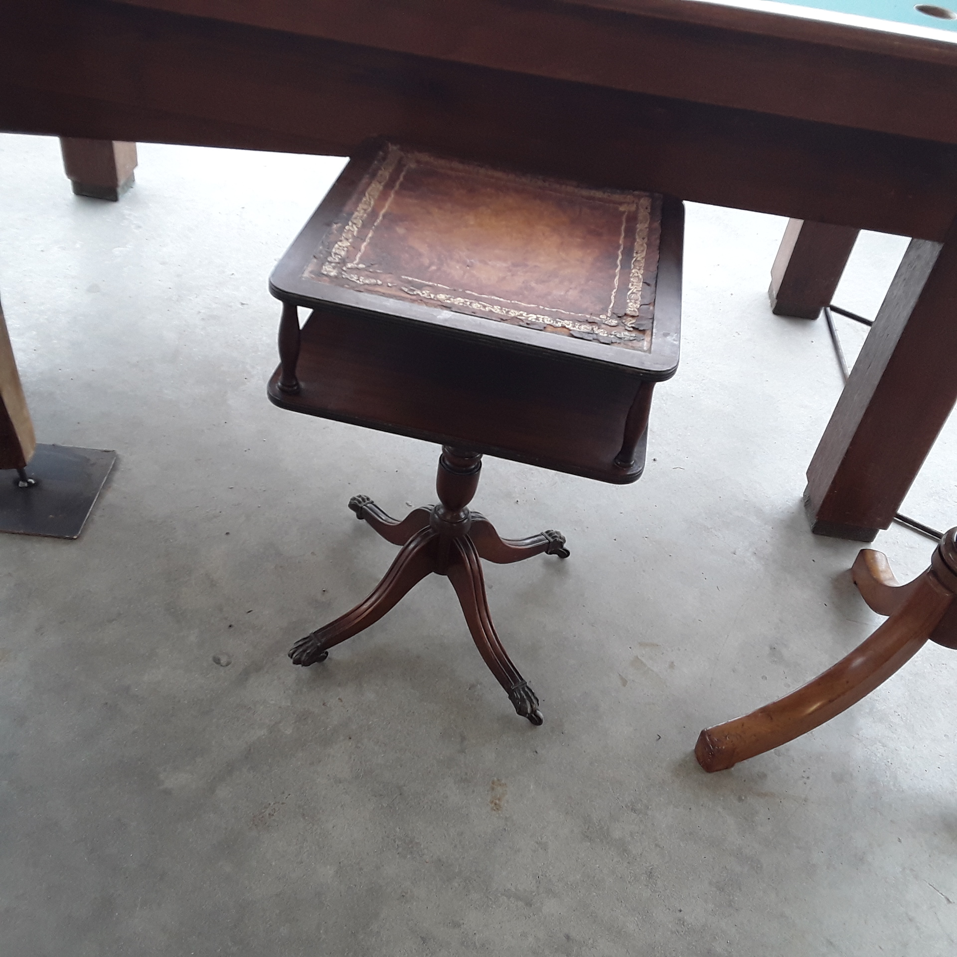 <p>Table d'appoint <br />cuir à refaire<br />12,00 € T.T.C<br /><a href="/Article/120609?type=depose" style="color:white;" target="_blank">Lien vers l&#39;article</a></p>