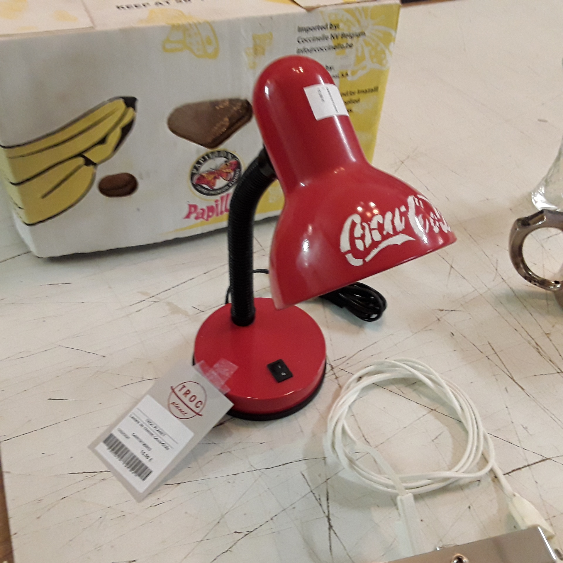 <p>Lampe de chevet Coca-Cola<br />9,00 € T.T.C<br /><a href="/Article/120853?type=depose" style="color:white;" target="_blank">Lien vers l&#39;article</a></p>