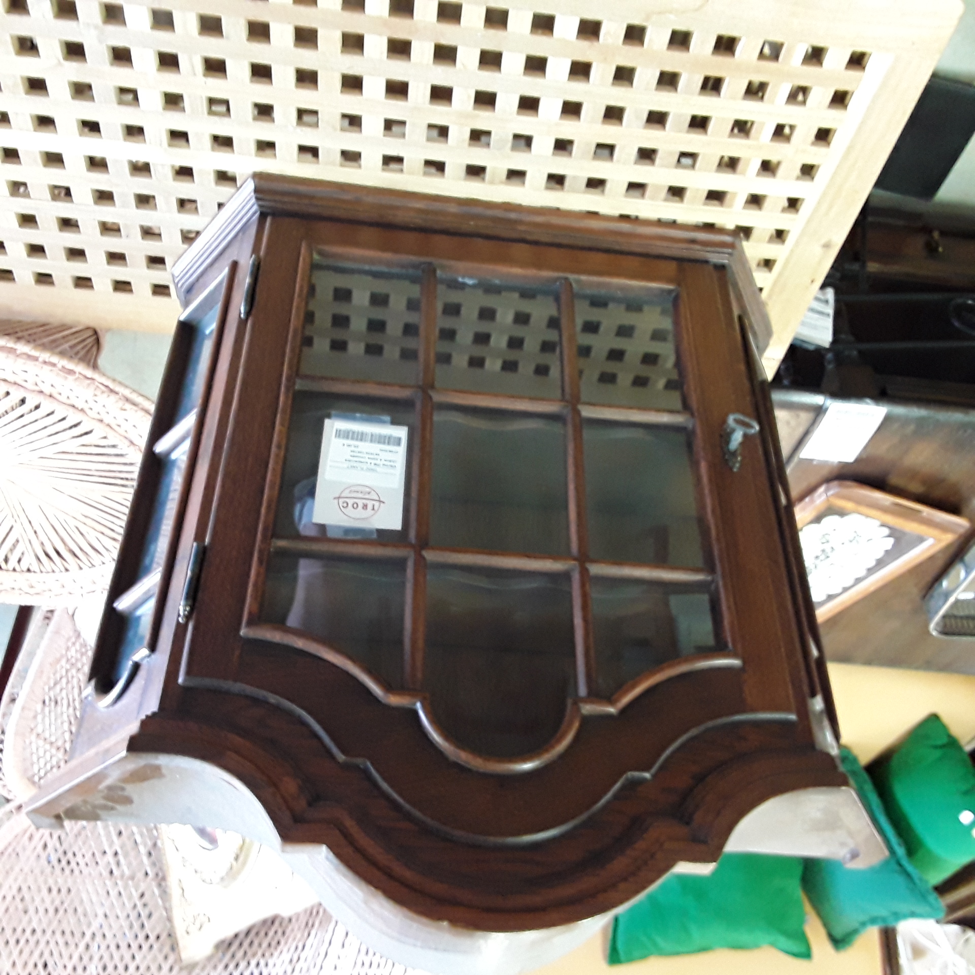 <p>Vitrine PM à suspendre<br />chêne à pans coupés<br />25,00 € T.T.C<br /><a href="/Article/124164?type=depose" style="color:white;" target="_blank">Lien vers l'article</a></p>