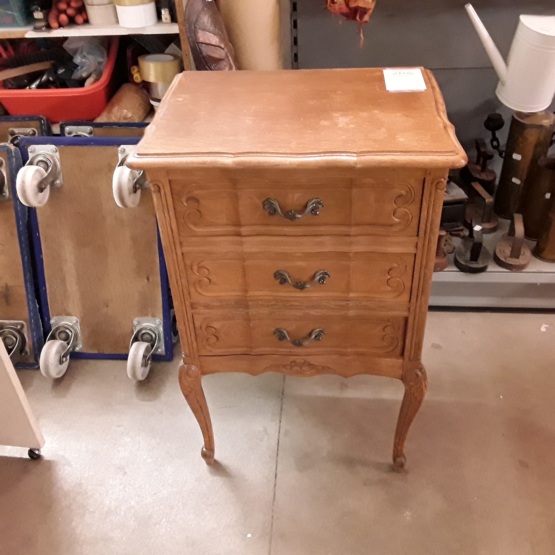 <p>Chevet 3 tiroirs<br />Style Louis XV<br />30,00 € T.T.C<br /><a href="/Article/122857?type=depose" style="color:white;" target="_blank">Lien vers l&#39;article</a></p>