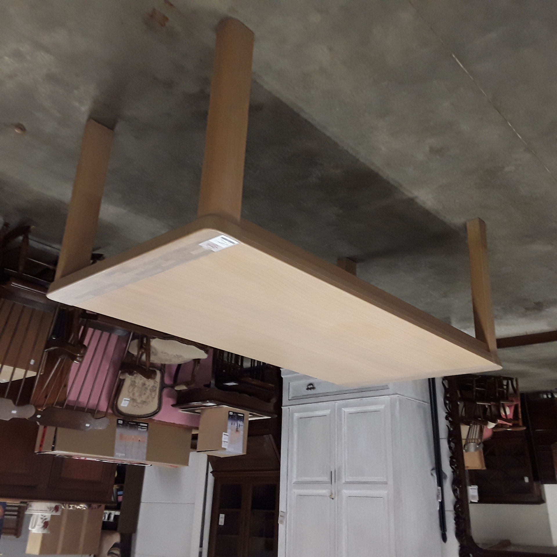 <p>Table 193*95 cm<br />chêne<br />150,00 € T.T.C<br /><a href="/Article/123065?type=depose" style="color:white;" target="_blank">Lien vers l'article</a></p>