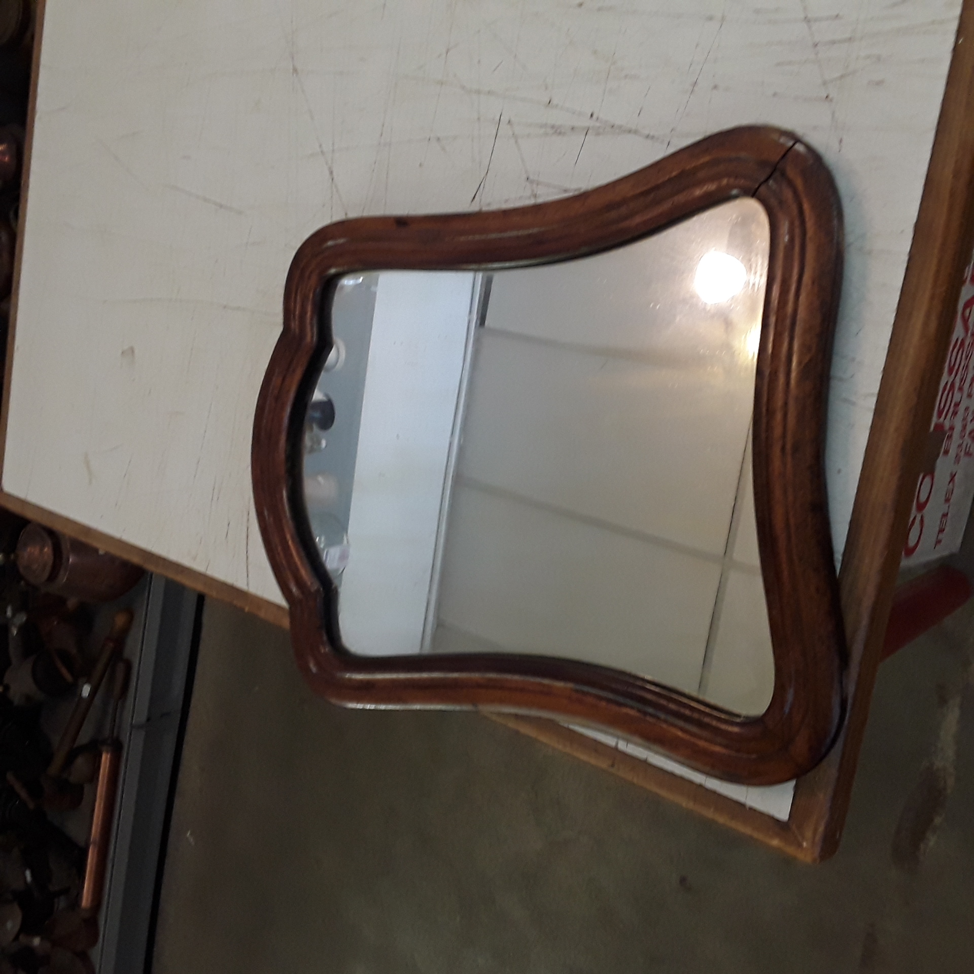 <p>Miroir bois foncé<br />25,00 € T.T.C<br /><a href="/Article/123697?type=depose" style="color:white;" target="_blank">Lien vers l'article</a></p>
