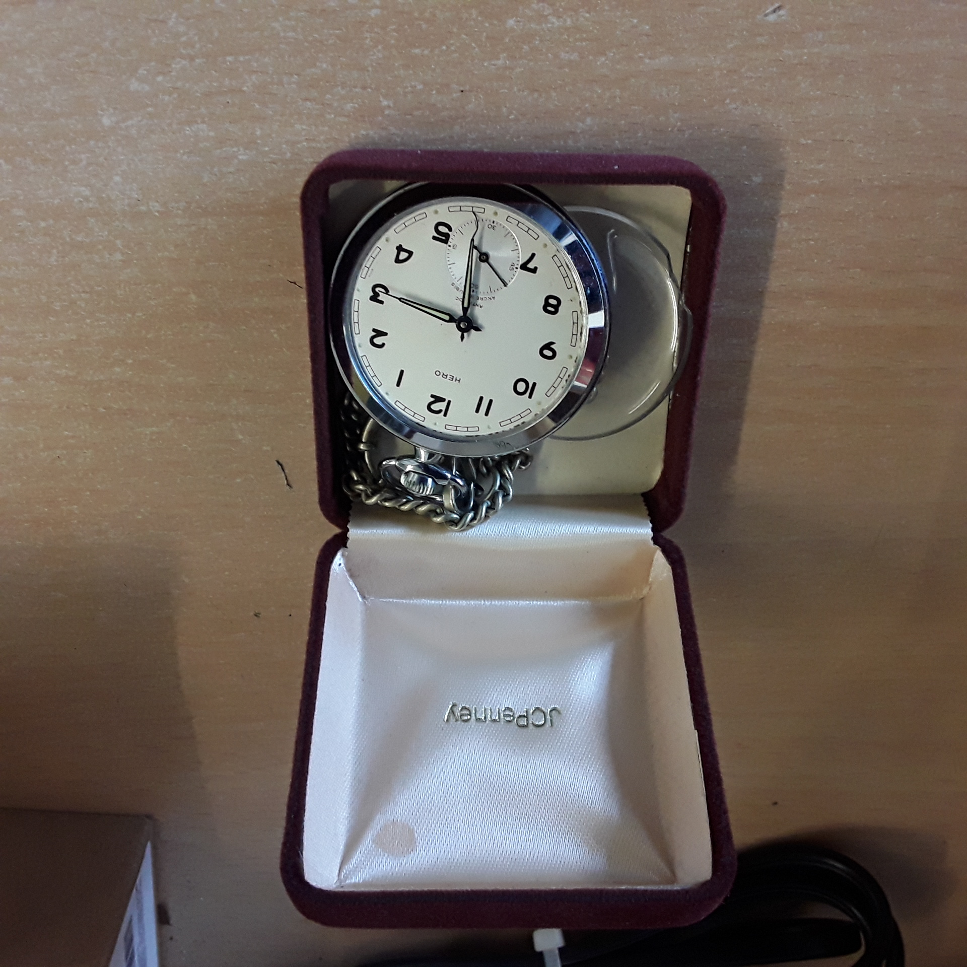 <p>Montre HERO jc Penney <br /> à gousset (à restaurer)<br />20,00 € T.T.C<br /><a href="/Article/123377?type=depose" style="color:white;" target="_blank">Lien vers l'article</a></p>