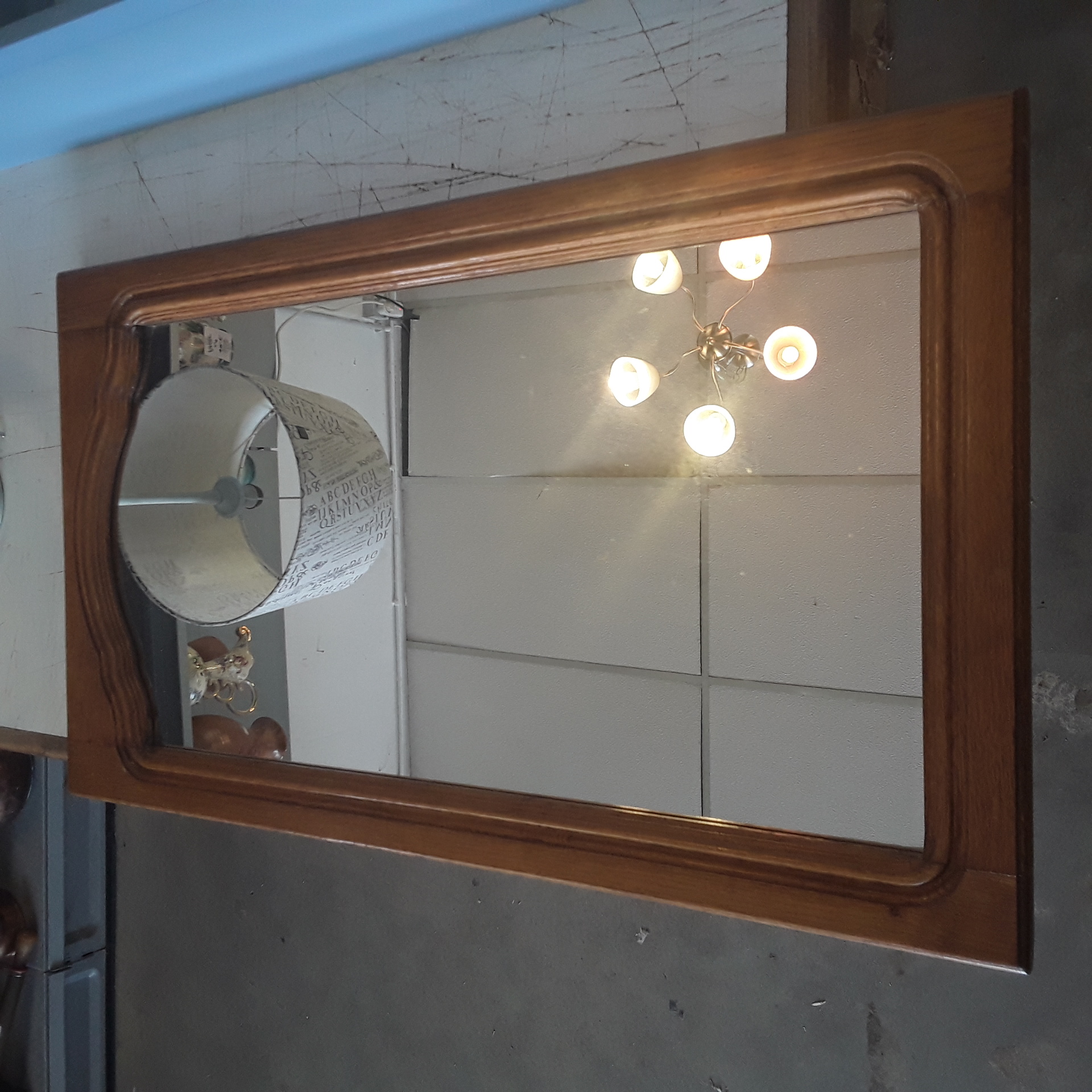 <p>Miroir en chêne ancien<br />25,00 € T.T.C<br /><a href="/Article/124263?type=depose" style="color:white;" target="_blank">Lien vers l'article</a></p>
