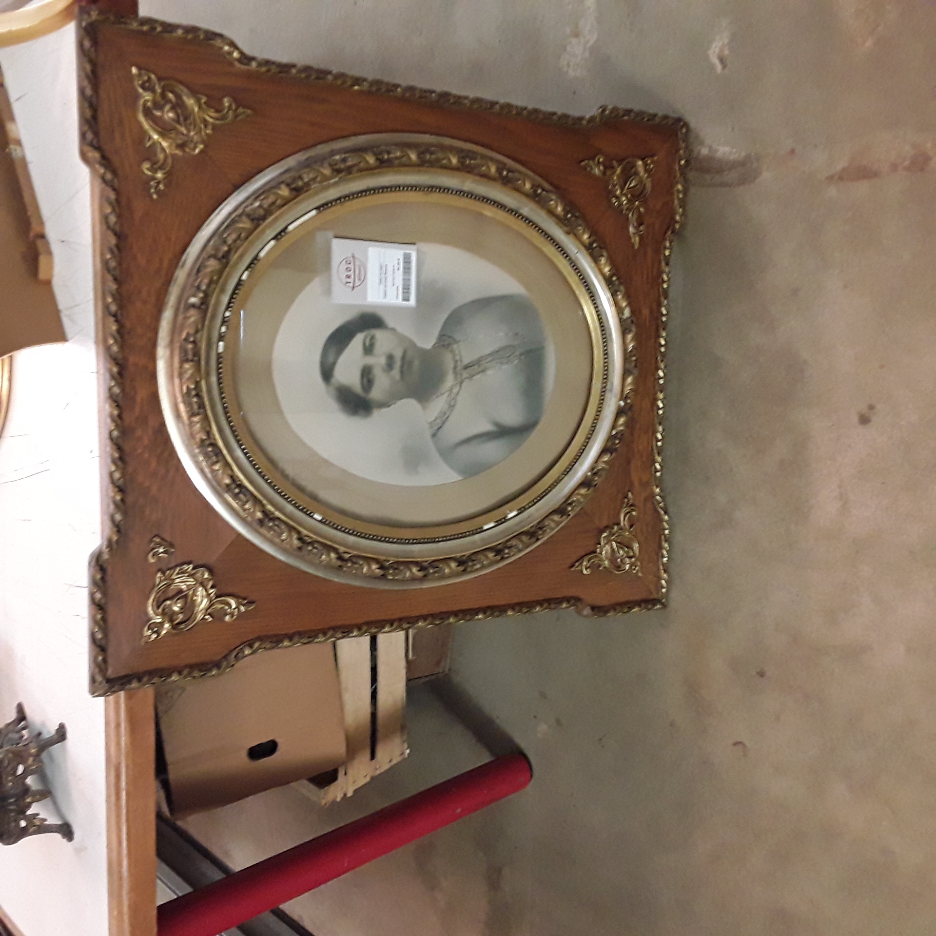 <p>Cadre portrait femme<br />85,00 € T.T.C<br /><a href="/Article/123415?type=depose" style="color:white;" target="_blank">Lien vers l'article</a></p>