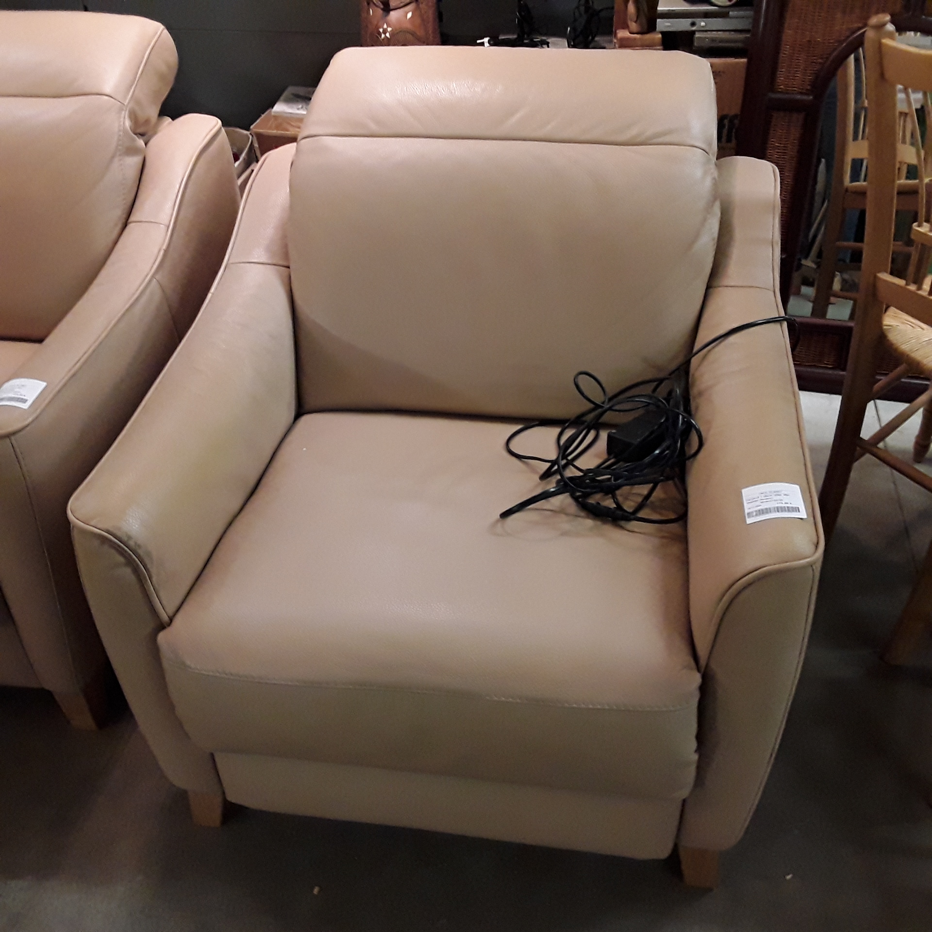 <p>Fauteuil 1 place relax elec<br />Vastiau Godeau<br />175,00 € T.T.C<br /><a href="/Article/122722?type=depose" style="color:white;" target="_blank">Lien vers l&#39;article</a></p>