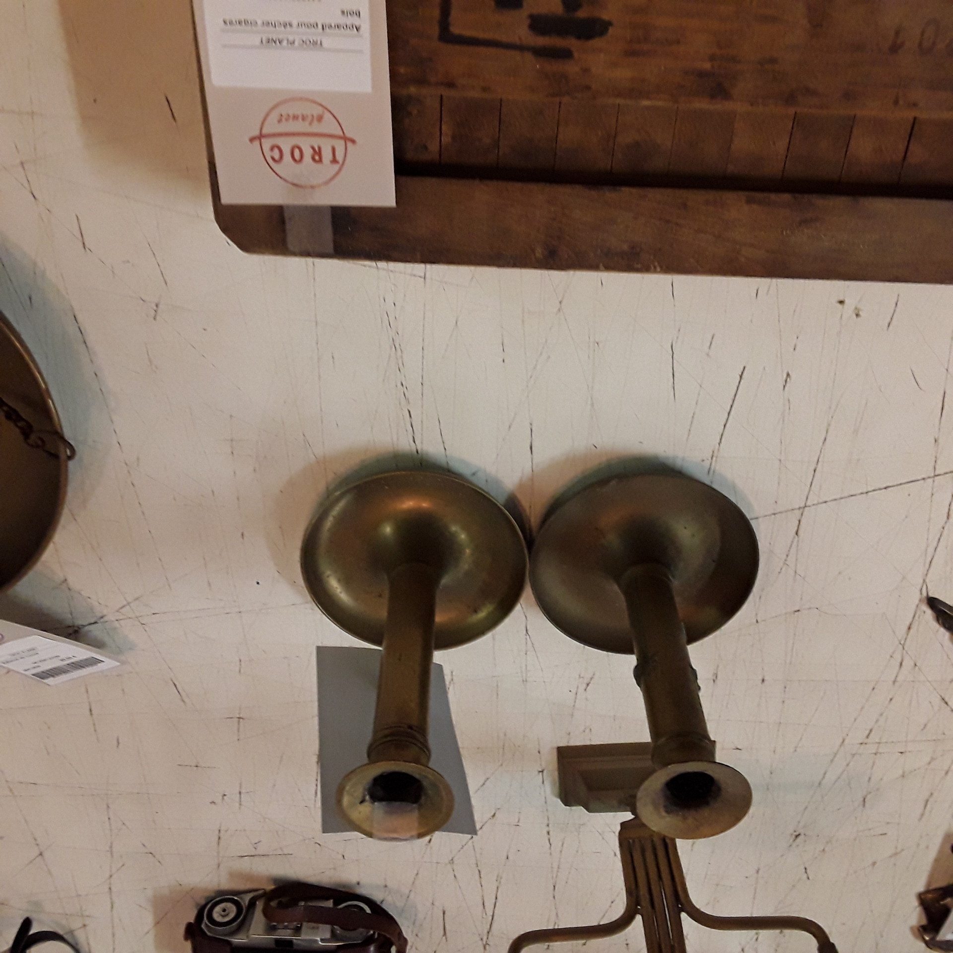 <p>Bougeoirs en cuivre la paire <br />20,00 € T.T.C<br /><a href="/Article/123170?type=depose" style="color:white;" target="_blank">Lien vers l'article</a></p>