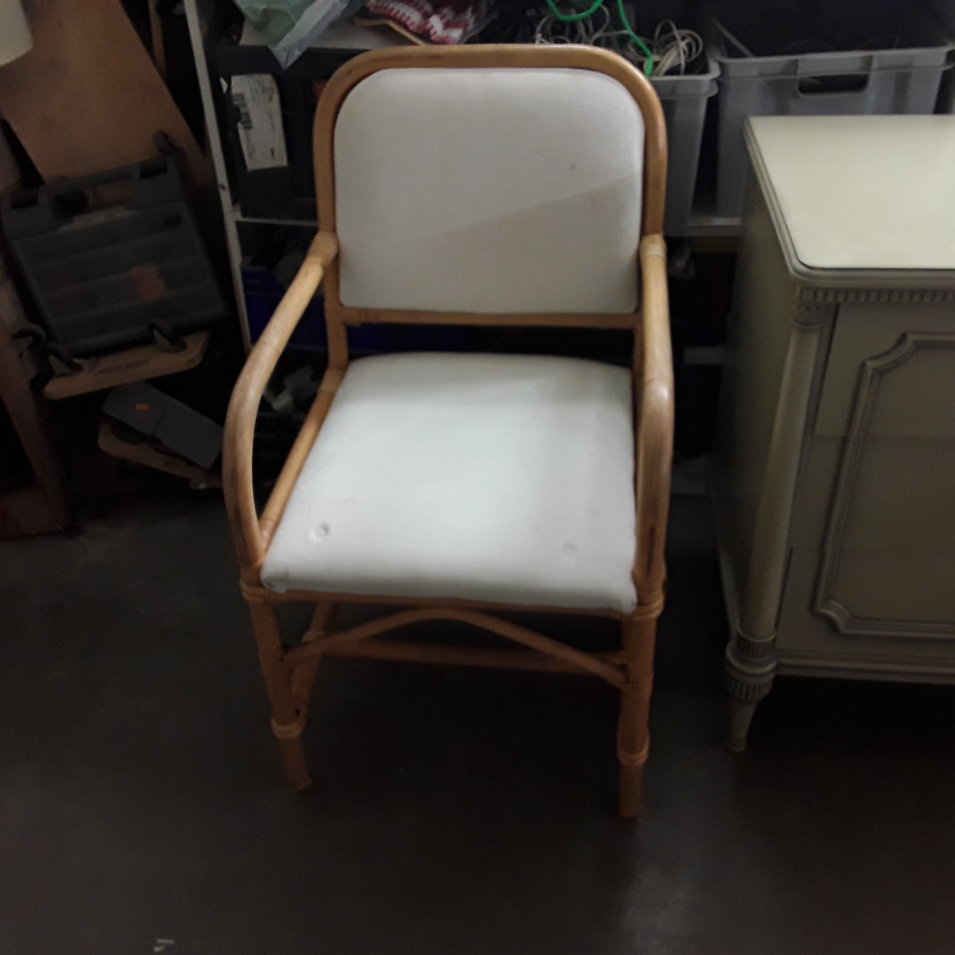 <p>Fauteuil en rotin<br />25,00 € T.T.C<br /><a href="/Article/122422?type=depose" style="color:white;" target="_blank">Lien vers l&#39;article</a></p>
