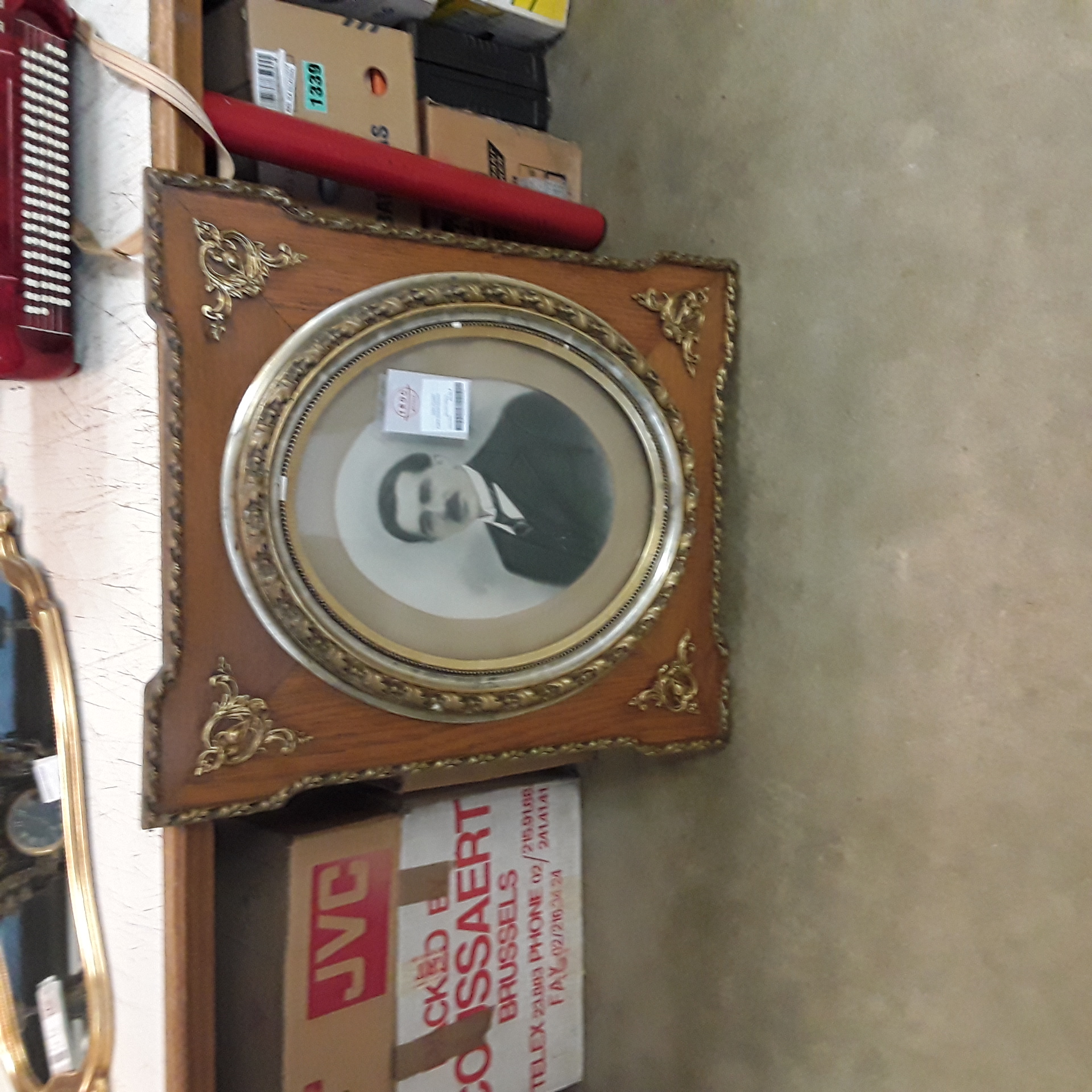 <p>Cadre portrait homme<br />85,00 € T.T.C<br /><a href="/Article/123414?type=depose" style="color:white;" target="_blank">Lien vers l'article</a></p>