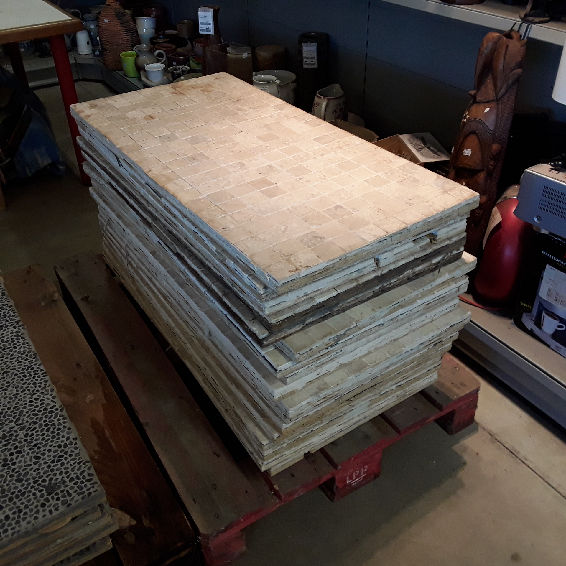 <p>Ensemble18 dalles carrées <br />blancs 50 x 104 cm = 9.36 M²<br />90,00 € T.T.C<br /><a href="/Article/122763?type=depose" style="color:white;" target="_blank">Lien vers l&#39;article</a></p>