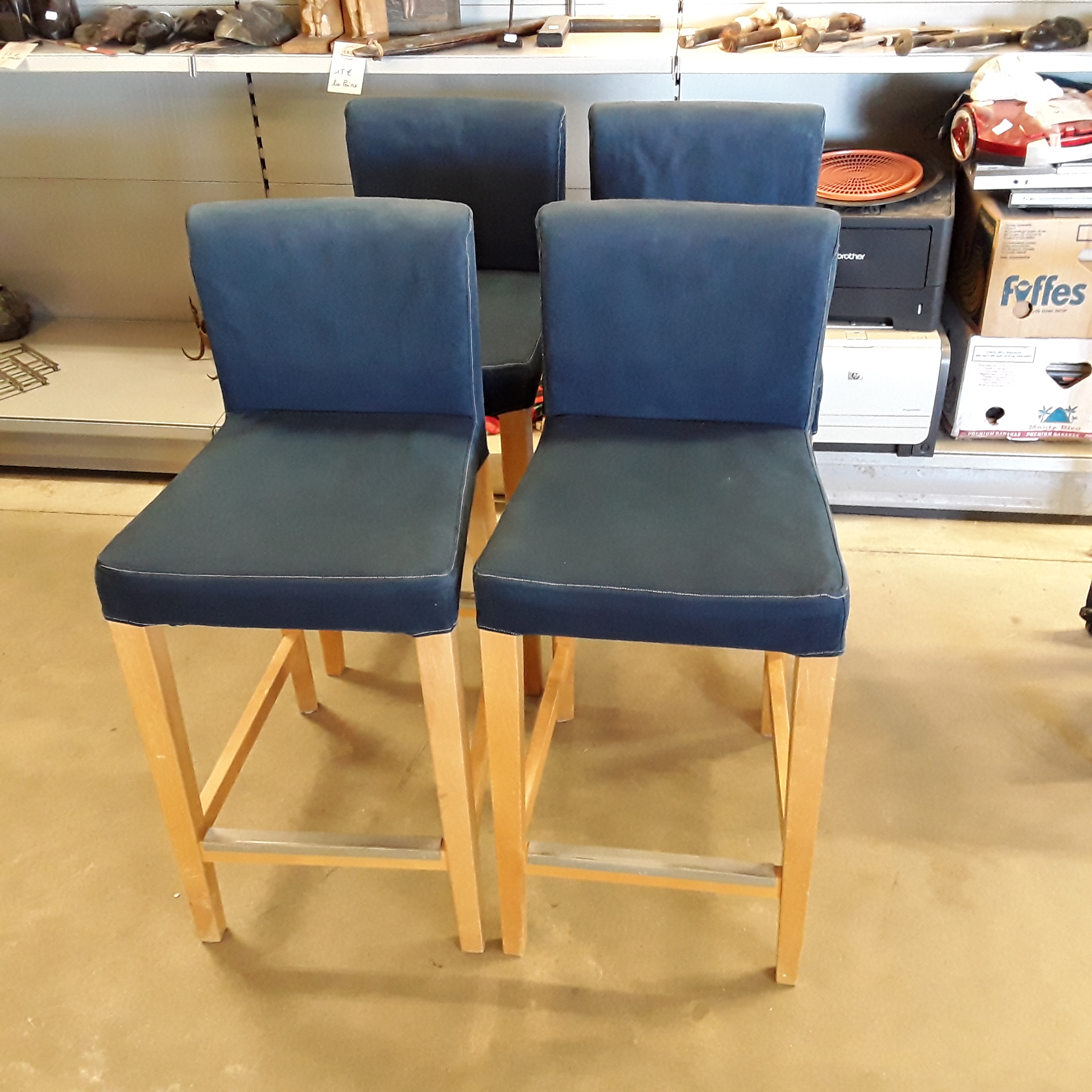 <p>Ensemble de 4 tabourets avec<br />housse bleu IKEA<br />80,00 € T.T.C<br /><a href="/Article/121161?type=depose" style="color:white;" target="_blank">Lien vers l&#39;article</a></p>