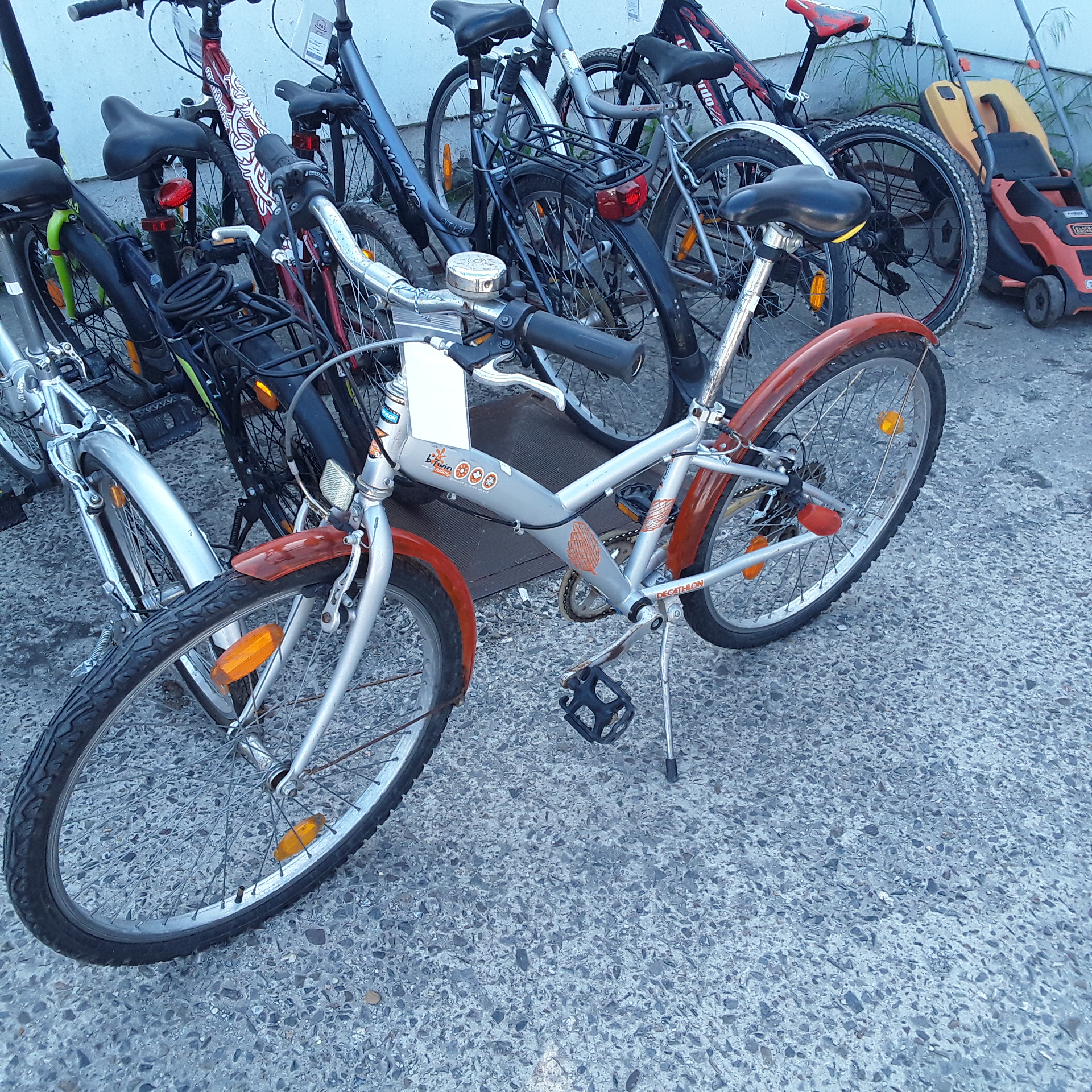 <p>Vélo B-Twin Gris / Orange<br />50,00 € T.T.C<br /><a href="/Article/121495?type=depose" style="color:white;" target="_blank">Lien vers l&#39;article</a></p>