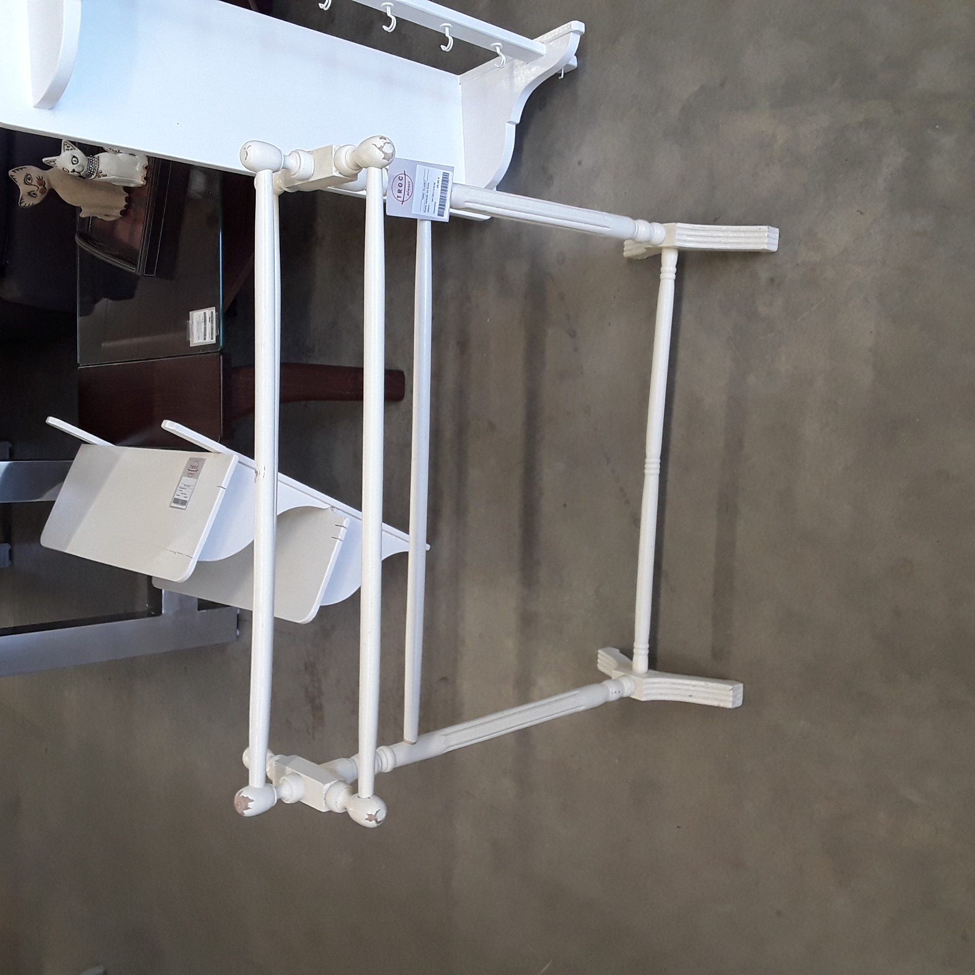 <p>Porte essuis en bois<br /> blanc<br />20,00 € T.T.C<br /><a href="/Article/123538?type=depose" style="color:white;" target="_blank">Lien vers l'article</a></p>