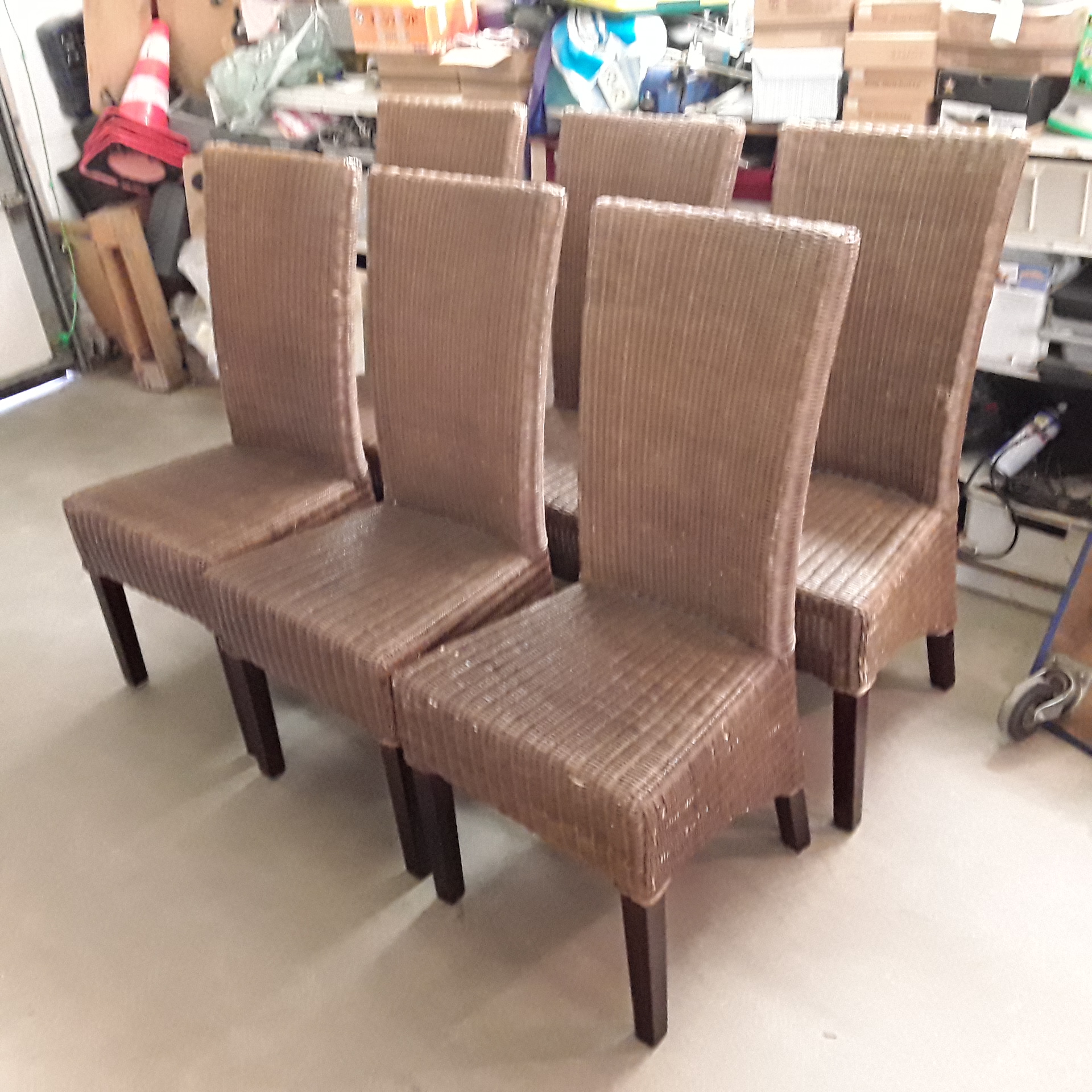 <p>Ensemble de 6 chaises<br />dossiers hauts<br />90,00 € T.T.C<br /><a href="/Article/122914?type=depose" style="color:white;" target="_blank">Lien vers l'article</a></p>