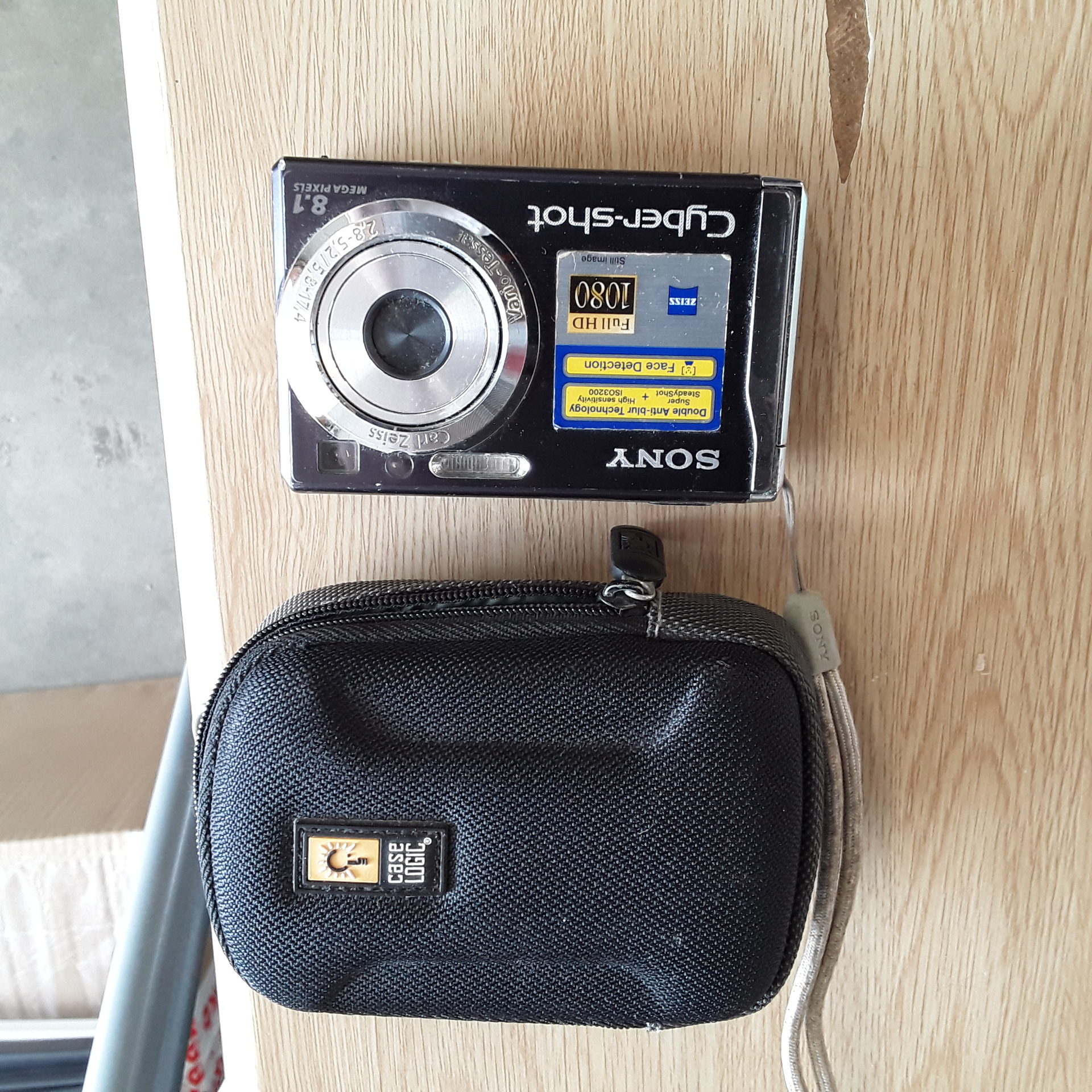 <p>Appareil photo SONY<br />Cyber shot<br />40,00 € T.T.C<br /><a href="/Article/123945?type=depose" style="color:white;" target="_blank">Lien vers l'article</a></p>