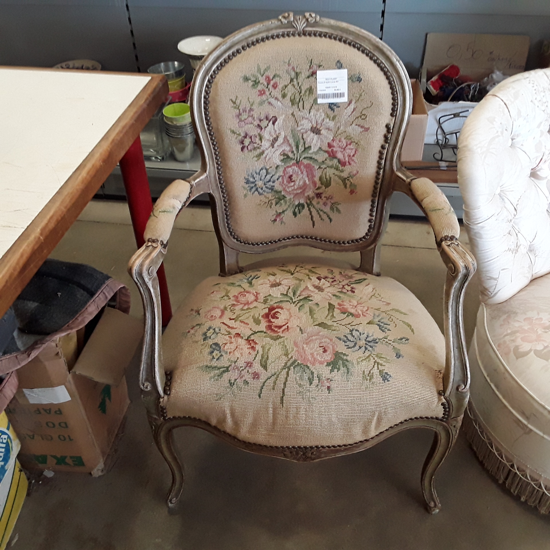 <p>Fauteuil style Louis XV<br />30,00 € T.T.C<br /><a href="/Article/121378?type=depose" style="color:white;" target="_blank">Lien vers l&#39;article</a></p>