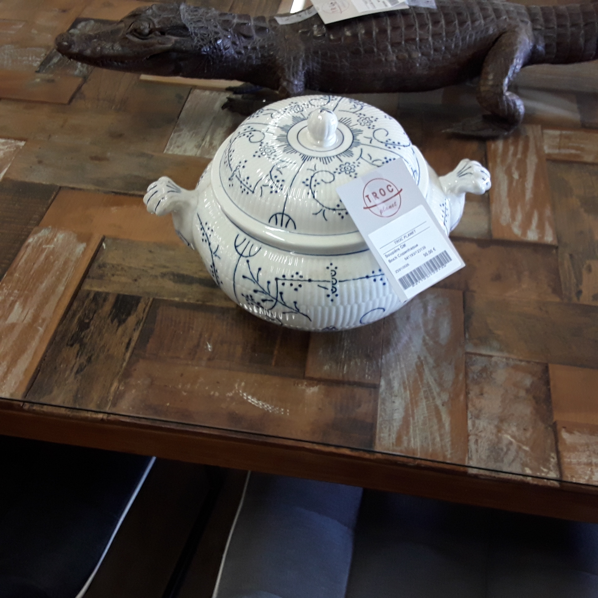 <p>Soupière GM <br />Boch Copenhague<br />50,00 € T.T.C<br /><a href="/Article/123139?type=depose" style="color:white;" target="_blank">Lien vers l'article</a></p>