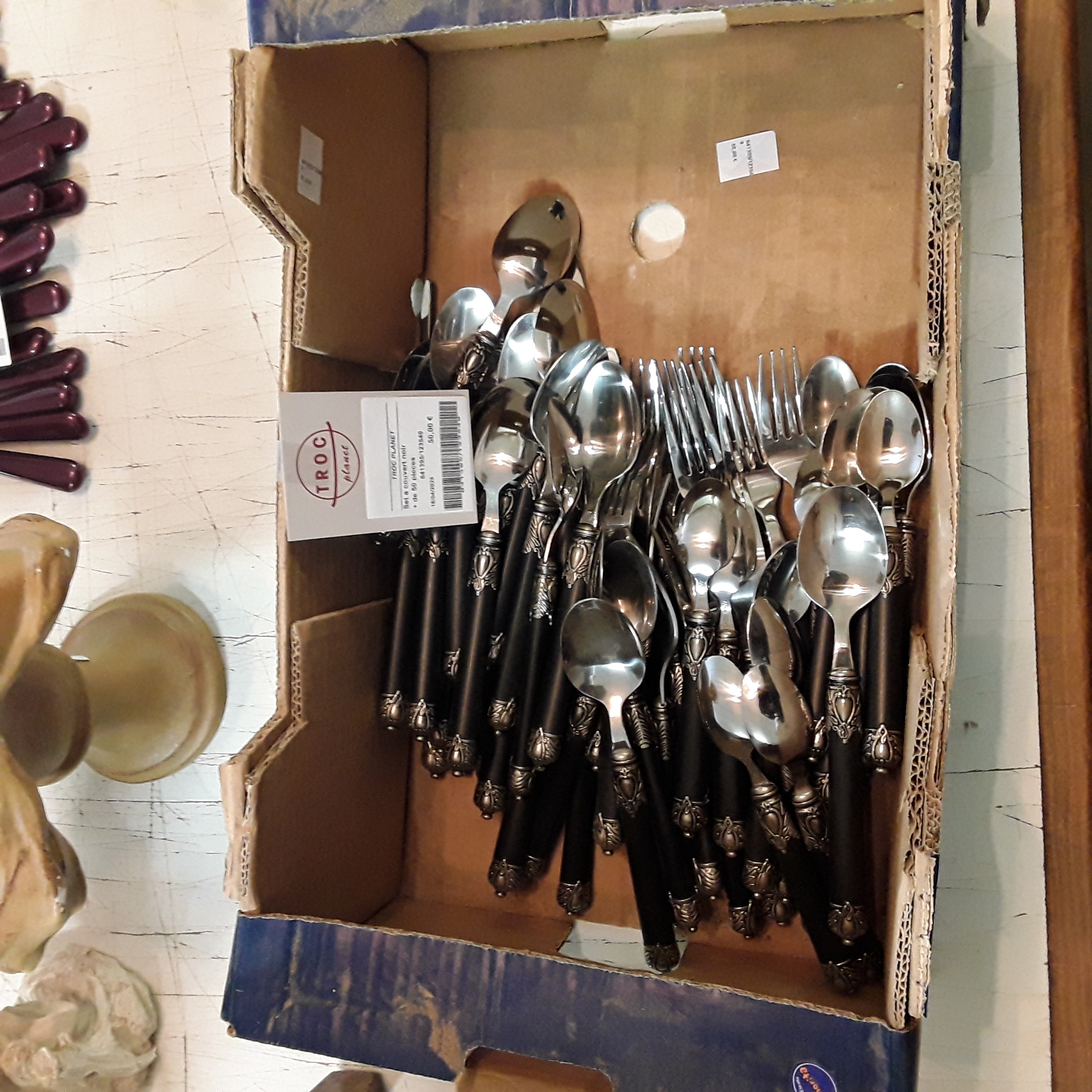 <p>Set a couvert noir<br />+ de 50 pieces<br />50,00 € T.T.C<br /><a href="/Article/123549?type=depose" style="color:white;" target="_blank">Lien vers l'article</a></p>