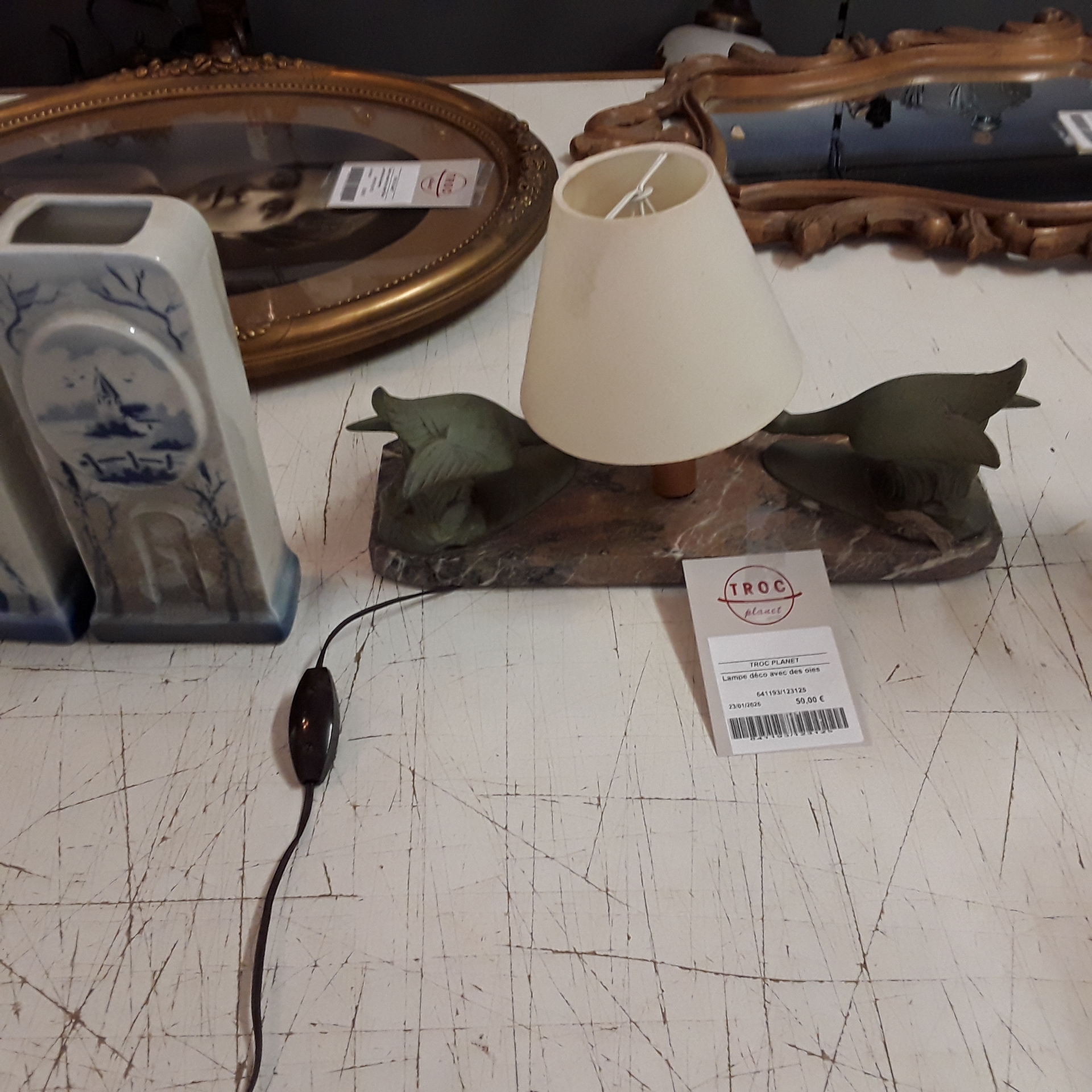 <p>Lampe déco avec des oies<br />50,00 € T.T.C<br /><a href="/Article/123125?type=depose" style="color:white;" target="_blank">Lien vers l'article</a></p>