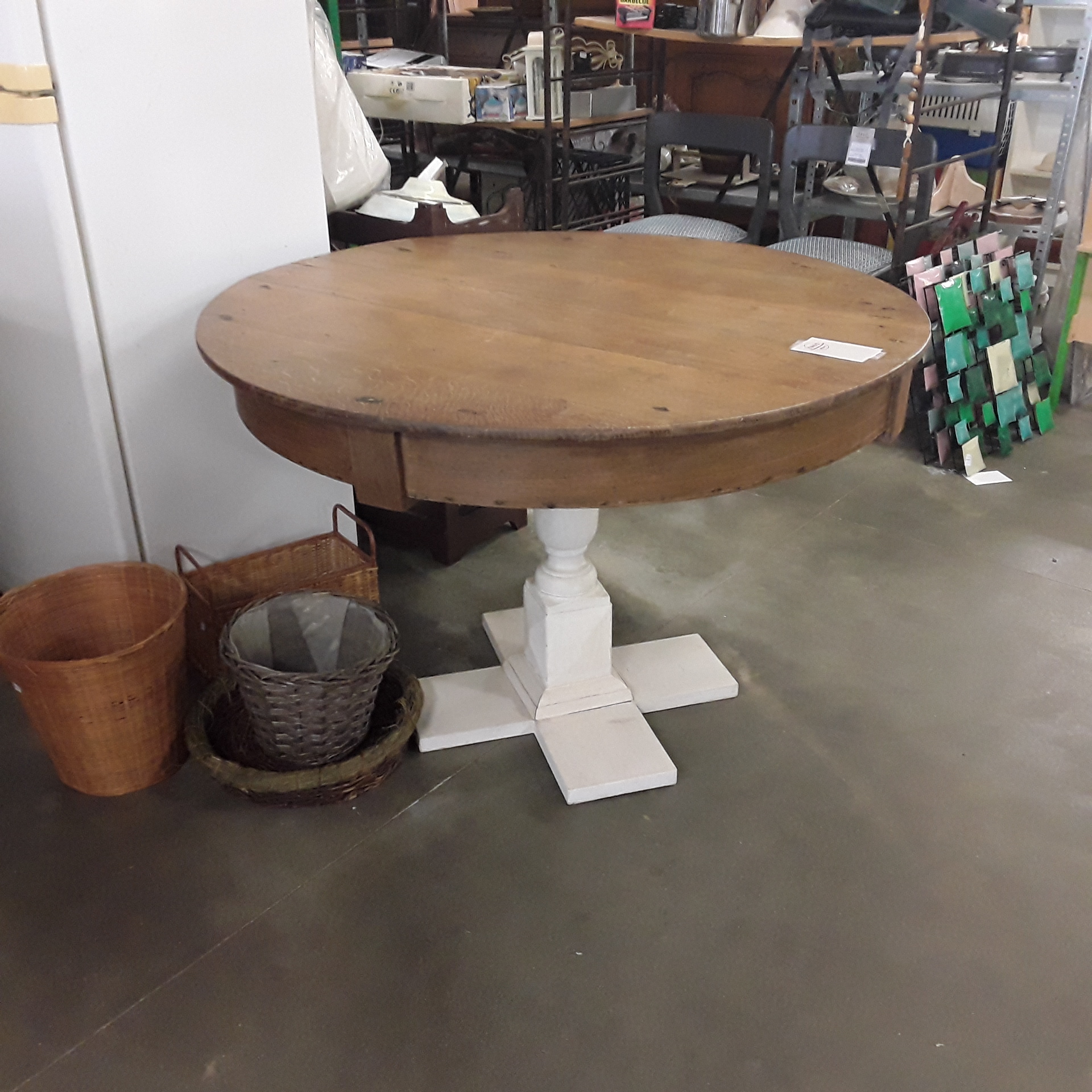 <p>Table chêne ronde ø 110 cm<br />pied blanc<br />75,00 € T.T.C<br /><a href="/Article/122122?type=depose" style="color:white;" target="_blank">Lien vers l&#39;article</a></p>