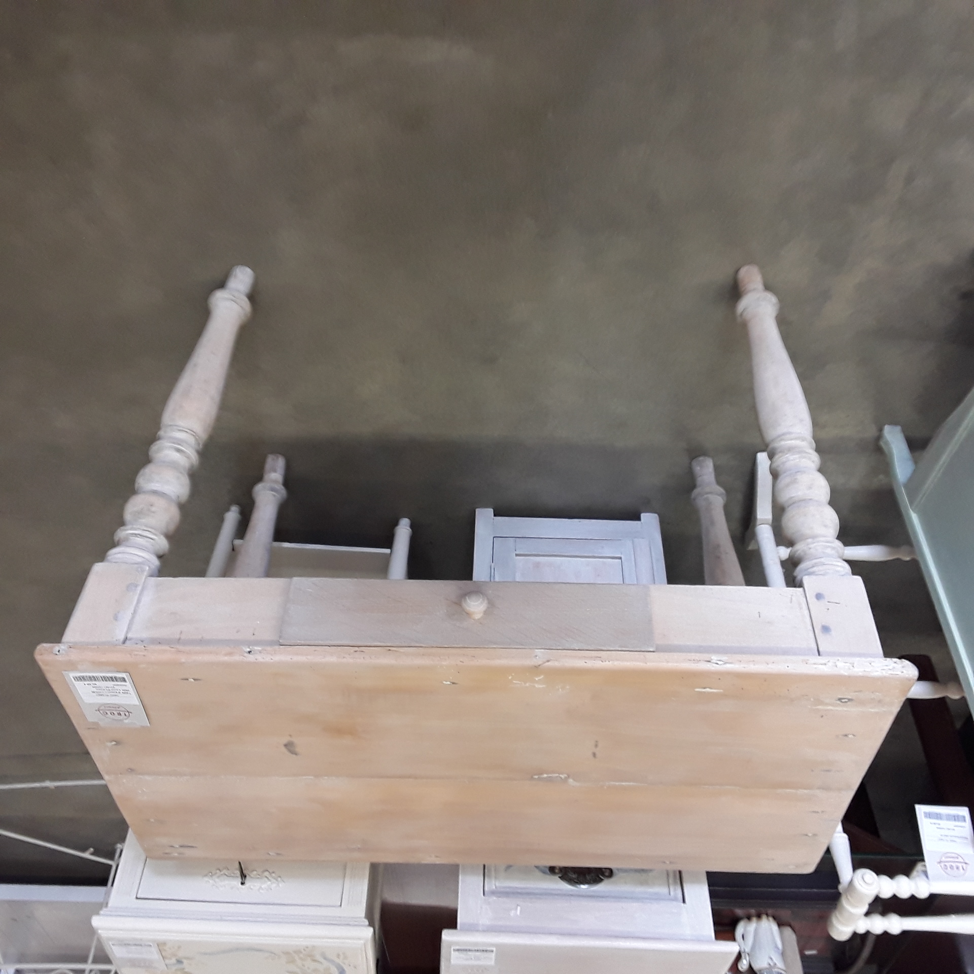 <p>Table d'appoint patinée<br />style Louis-Philippe<br />60,00 € T.T.C<br /><a href="/Article/123499?type=depose" style="color:white;" target="_blank">Lien vers l'article</a></p>