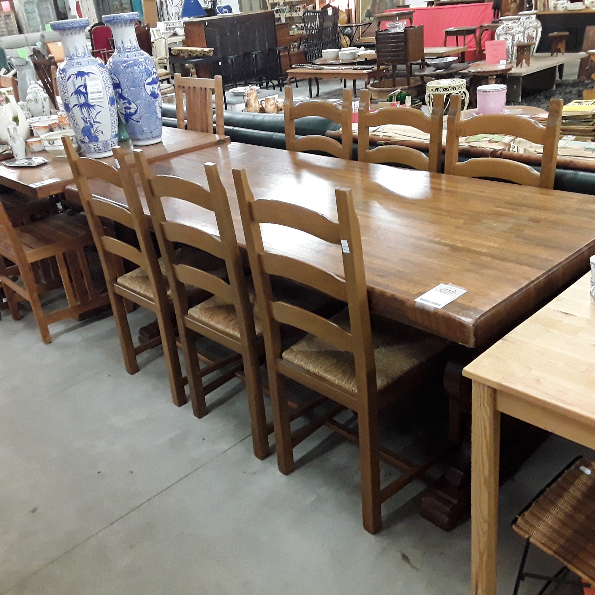 <p>Table 200 x 90 cm en chêne<br />+ 6 chaises paillées<br />118,00 € T.T.C<br /><a href="/Article/120692?type=depose" style="color:white;" target="_blank">Lien vers l&#39;article</a></p>
