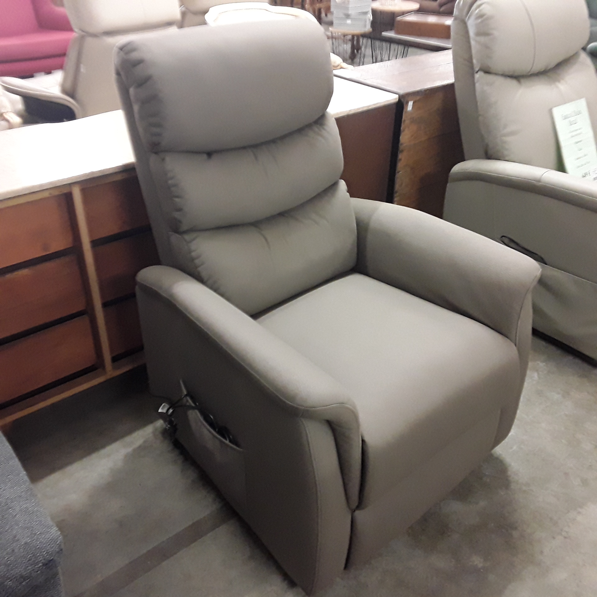 <p>Relax électrique Gaby<br />releveur + fonction massage<br />649,00 € T.T.C<br /><a href="/Article/4510?type=neuf" style="color:white;" target="_blank">Lien vers l&#39;article</a></p>