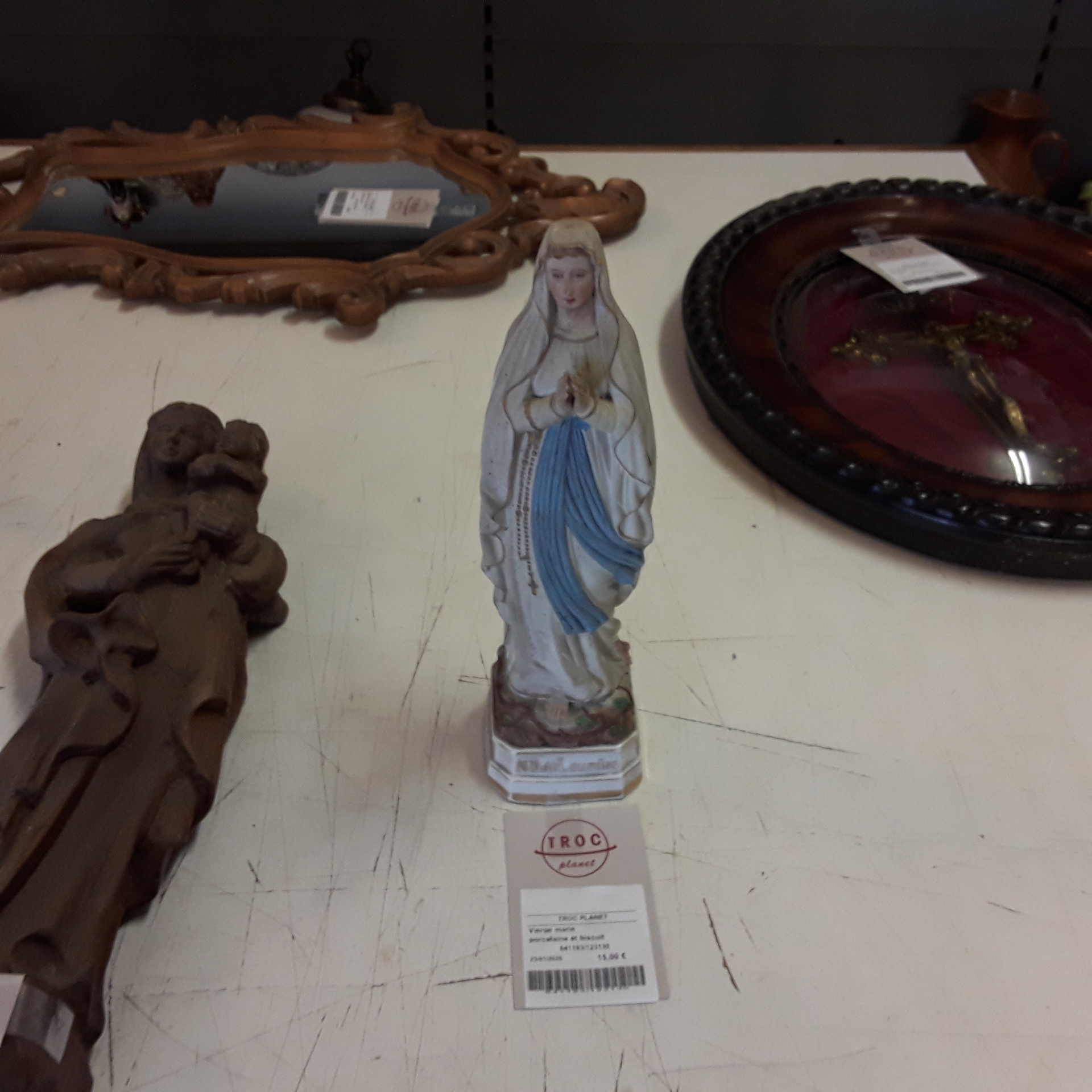 <p>Vierge marie <br />porcelaine et biscuit<br />15,00 € T.T.C<br /><a href="/Article/123130?type=depose" style="color:white;" target="_blank">Lien vers l'article</a></p>