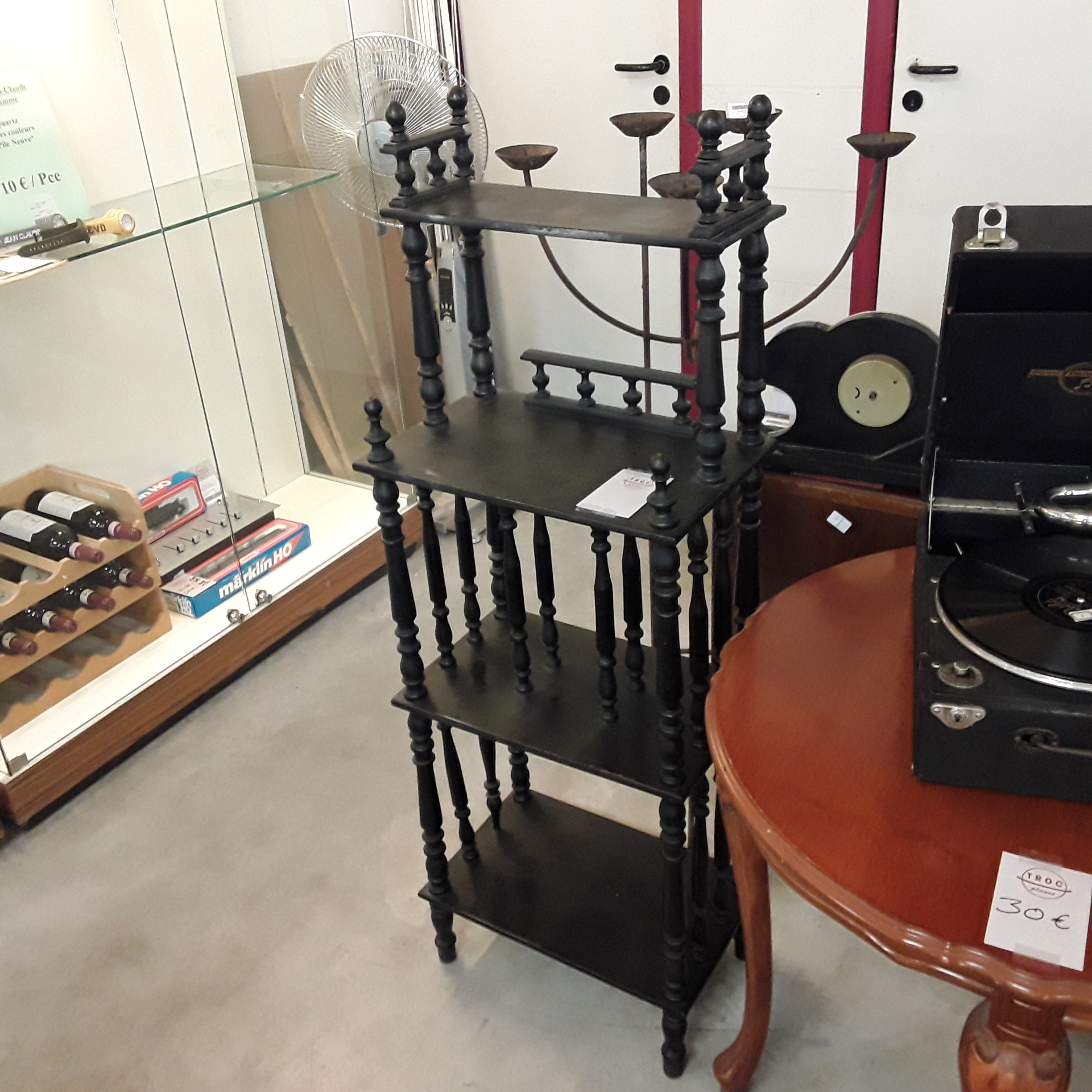 <p>Etagère noire Napoléon III<br />40,00 € T.T.C<br /><a href="/Article/122613?type=depose" style="color:white;" target="_blank">Lien vers l&#39;article</a></p>