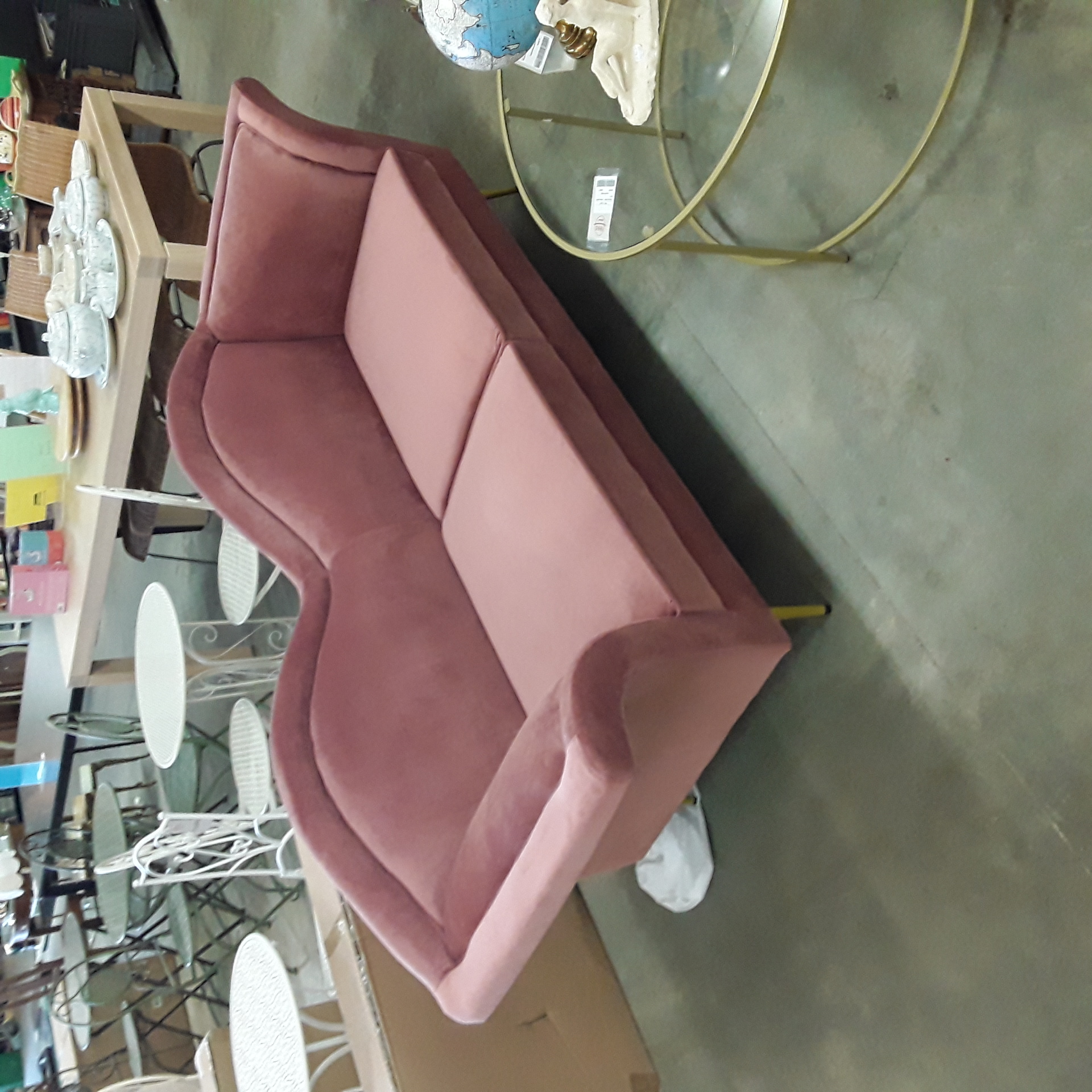 <p>Sofa Vieux Rose<br />350,00 € T.T.C<br /><a href="/Article/4728?type=neuf" style="color:white;" target="_blank">Lien vers l'article</a></p>