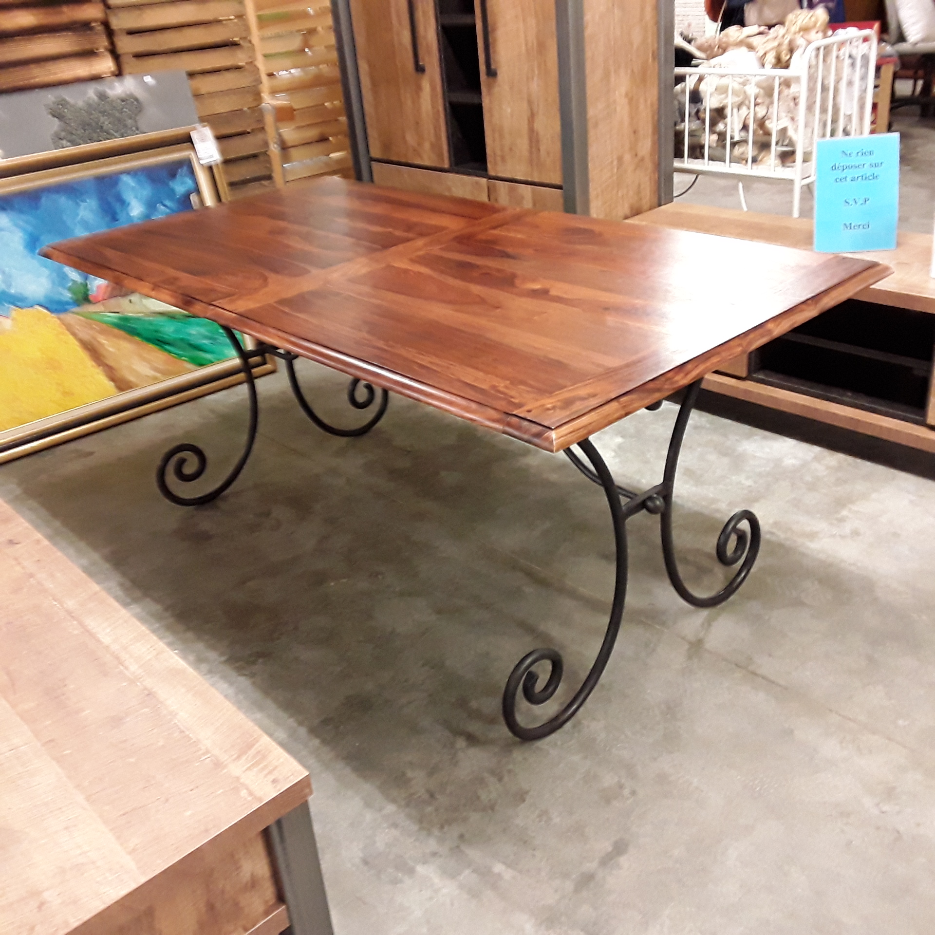 <p>Table Maison du Monde<br />180 x 90 cm pied fer forgé<br />225,00 € T.T.C<br /><a href="/Article/122768?type=depose" style="color:white;" target="_blank">Lien vers l&#39;article</a></p>