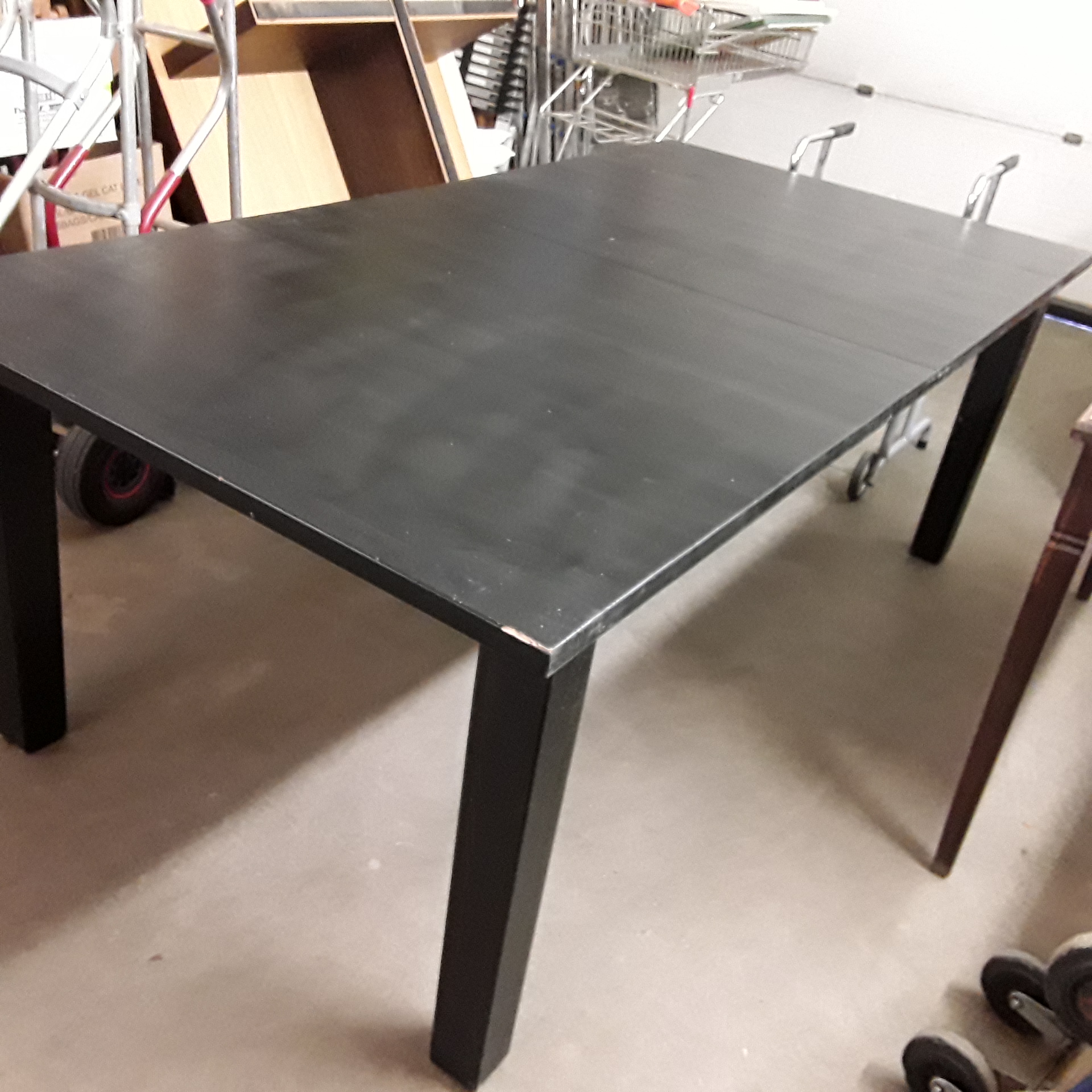 <p>Table IKEA noire 205 x 105 cm<br />+ 2 allonges 47 cm<br />75,00 € T.T.C<br /><a href="/Article/120752?type=depose" style="color:white;" target="_blank">Lien vers l&#39;article</a></p>