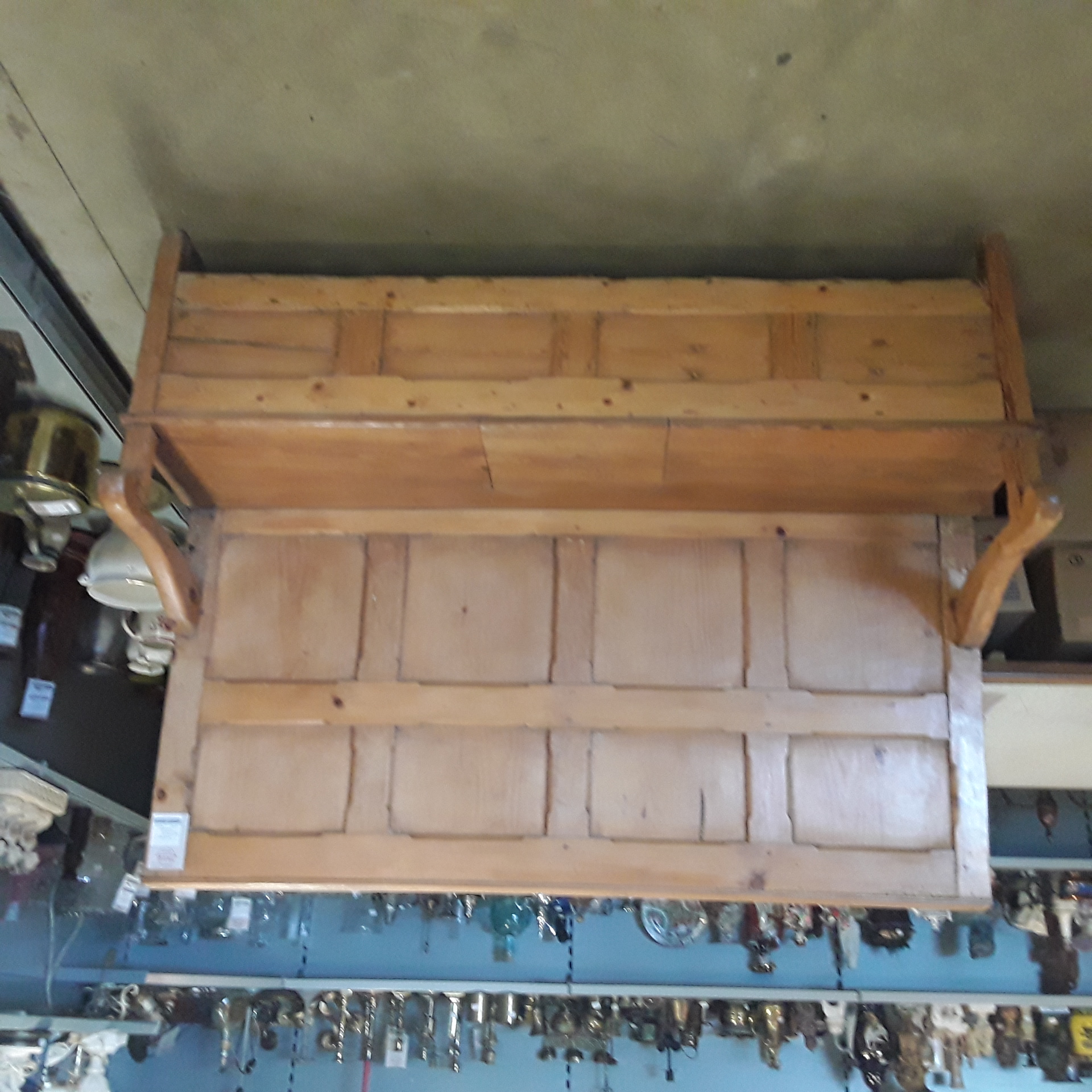 <p>Banc coffre en pin<br />L 167 cm *H 124 cm<br />145,00 € T.T.C<br /><a href="/Article/123010?type=depose" style="color:white;" target="_blank">Lien vers l'article</a></p>