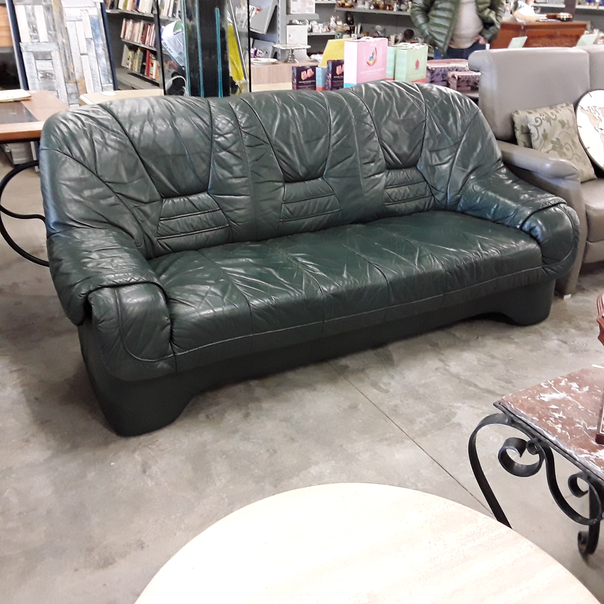 <p>Canapé 3 places en cuir vert<br />175,00 € T.T.C<br /><a href="/Article/122974?type=depose" style="color:white;" target="_blank">Lien vers l'article</a></p>