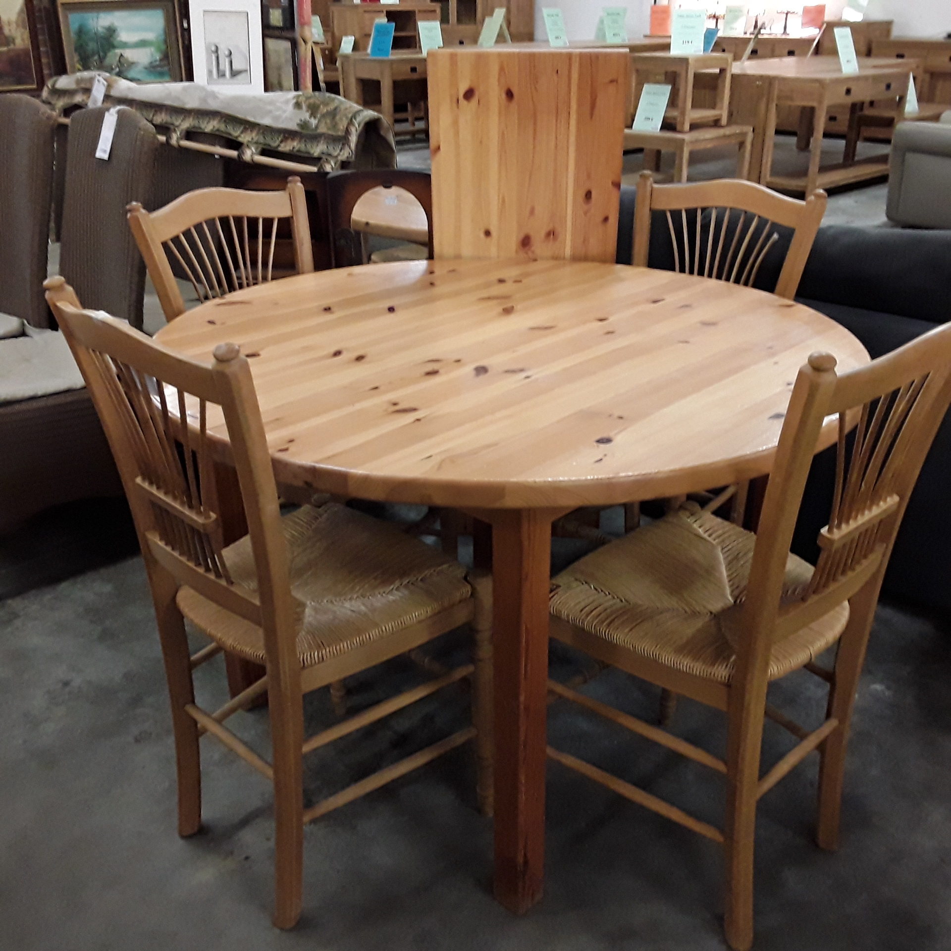 <p>Table ronde en pin ø 118 cm<br />+ 1 allonge 40 cm<br />75,00 € T.T.C<br /><a href="/Article/122757?type=depose" style="color:white;" target="_blank">Lien vers l&#39;article</a></p>