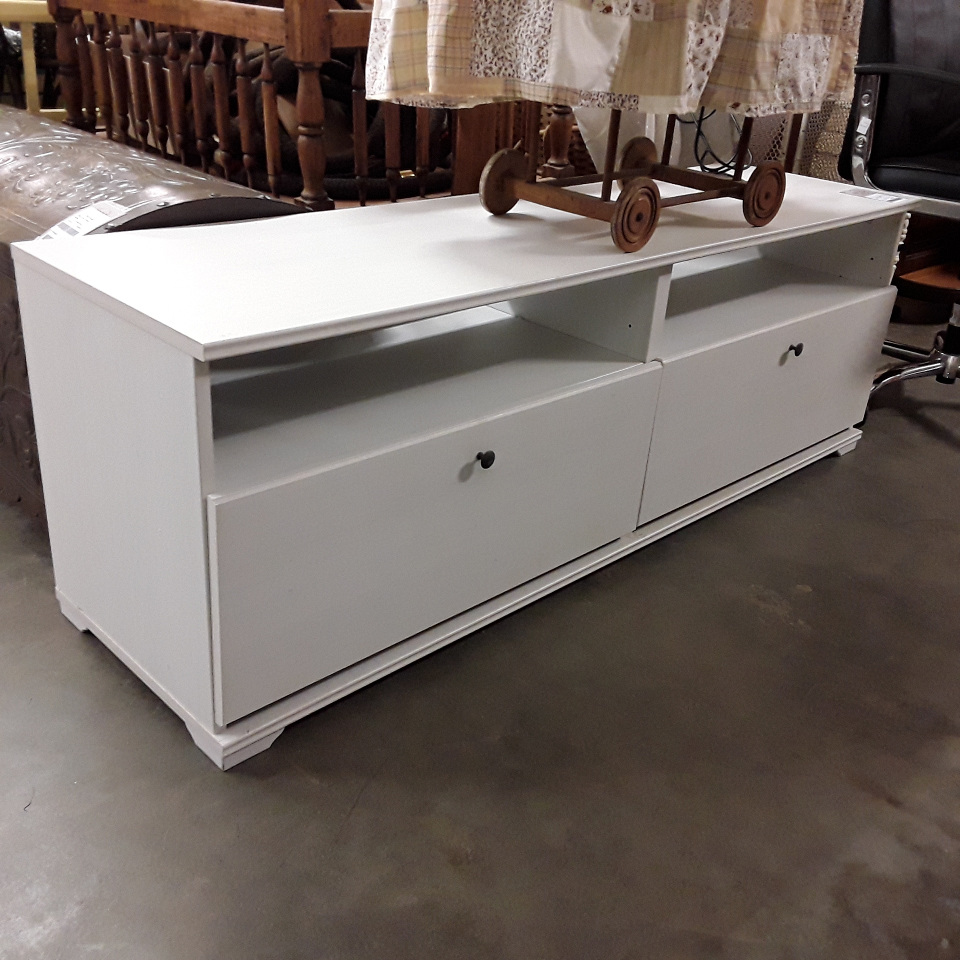 <p>Meuble TV Blanc<br />64,00 € T.T.C<br /><a href="/Article/121096?type=depose" style="color:white;" target="_blank">Lien vers l&#39;article</a></p>