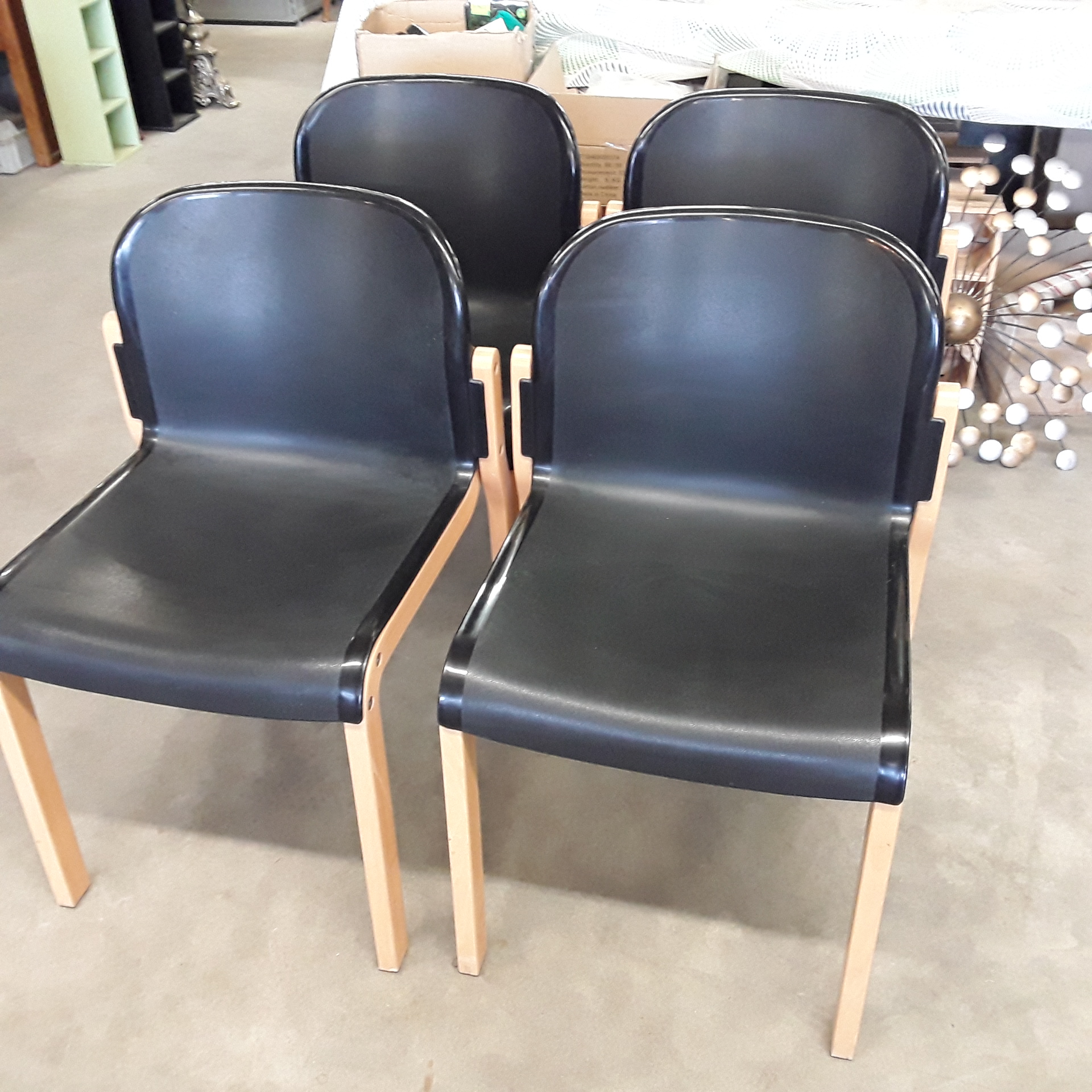 <p>Ensemble de 4 chaises design<br />Kembo J.B. Meijer<br />150,00 € T.T.C<br /><a href="/Article/121425?type=depose" style="color:white;" target="_blank">Lien vers l&#39;article</a></p>